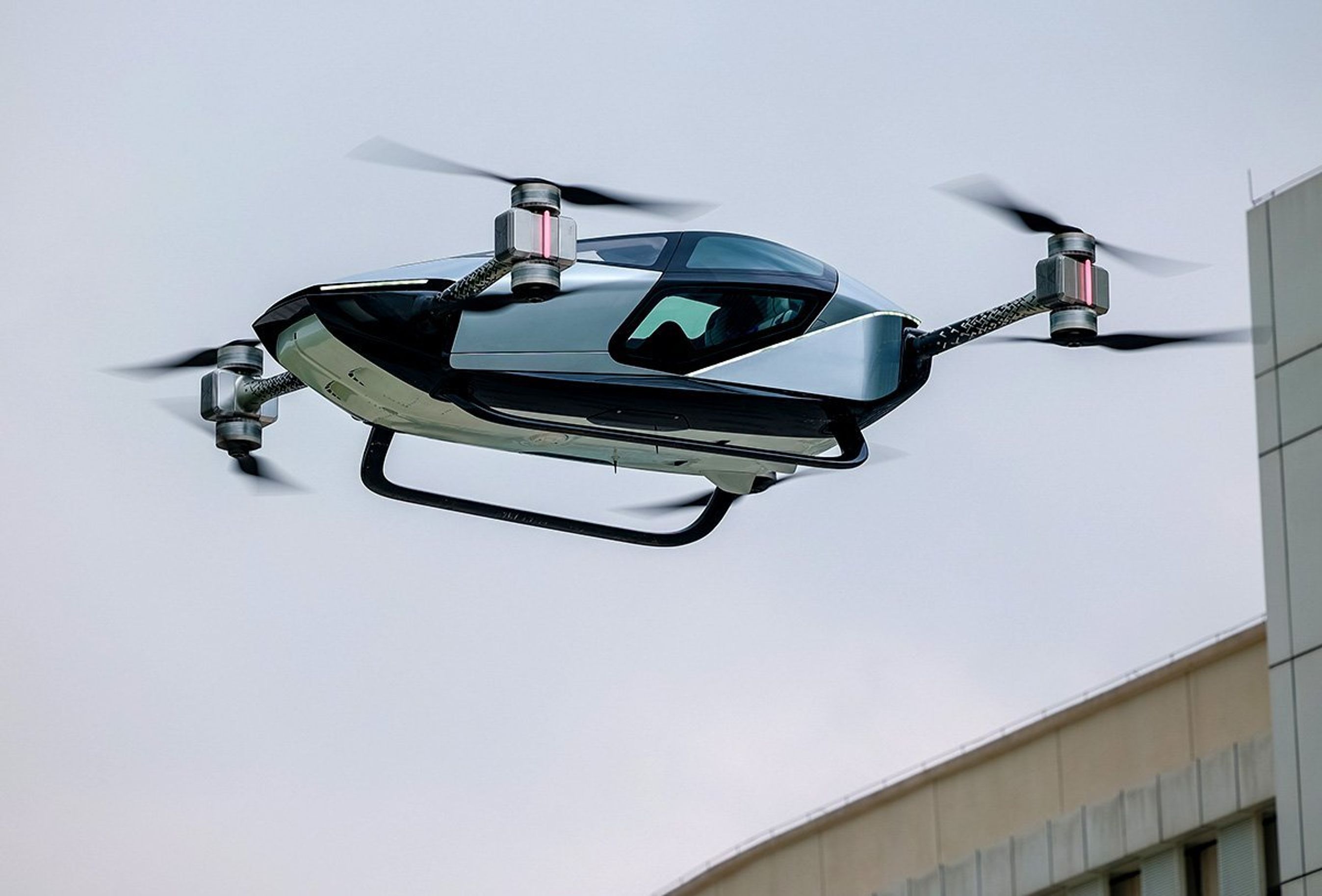 Flyvende bil i luften.