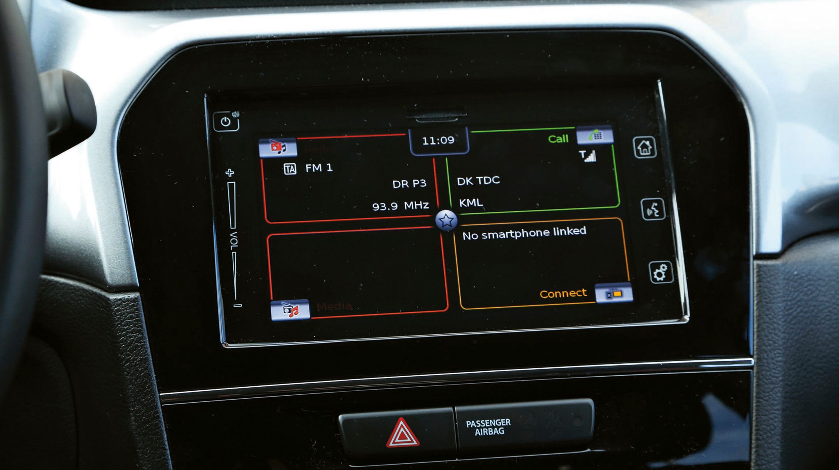 I midten findes en stor skærm, hvorfra man styrer radio og telefon. Der er også bakkamera, og man kan udbygge systemet med et navigationsanlæg.