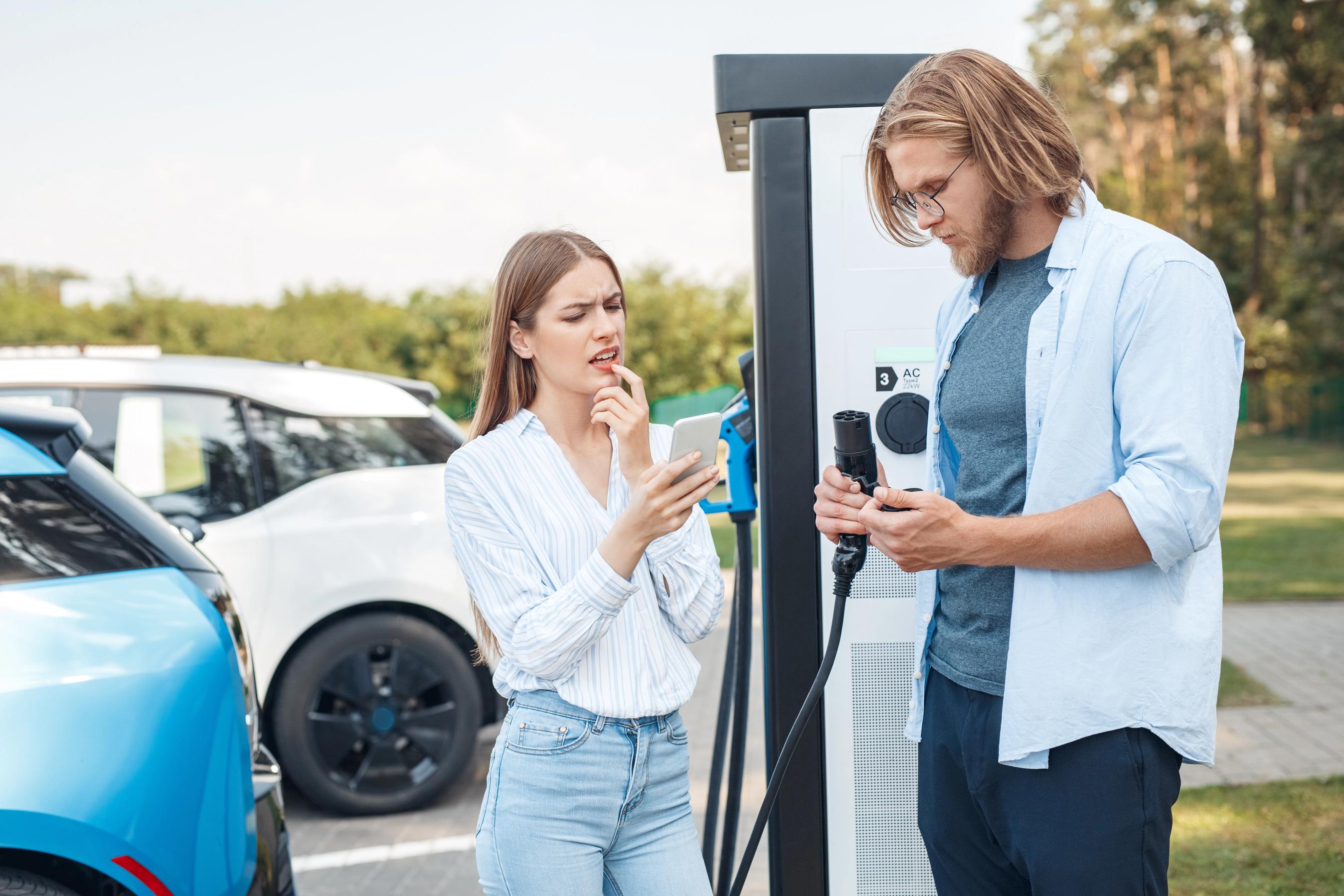 Par undersøger hvordan bilens skal oplades
