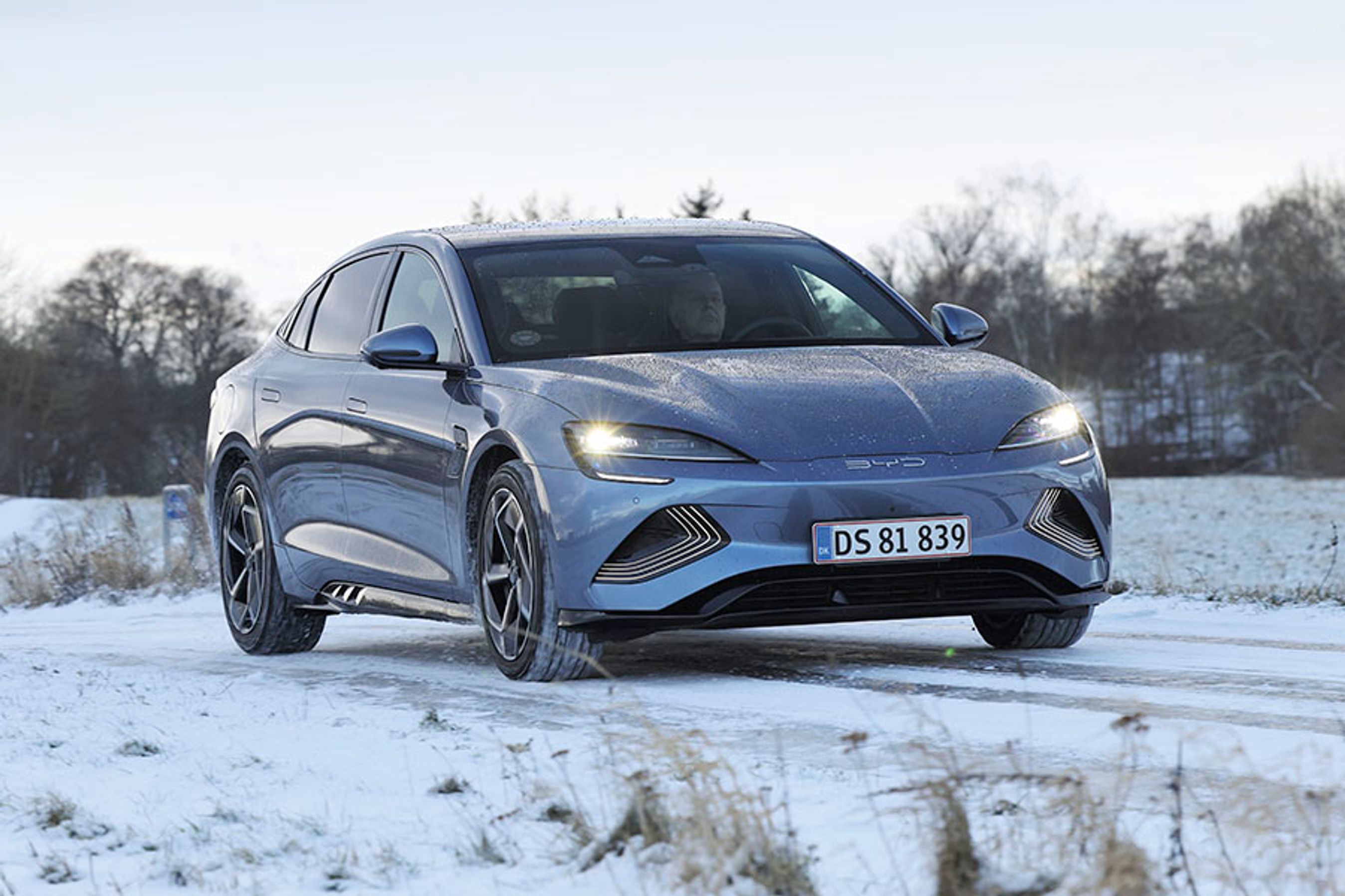 BYD Seal er en elbil i samme klasse som Tesla Model 3. Den fås i to udgaver med enten baghjulstræk eller som her med træk på alle fire hjul. Prisen begynder ved 350.000 kr. for en meget flot udstyret version.