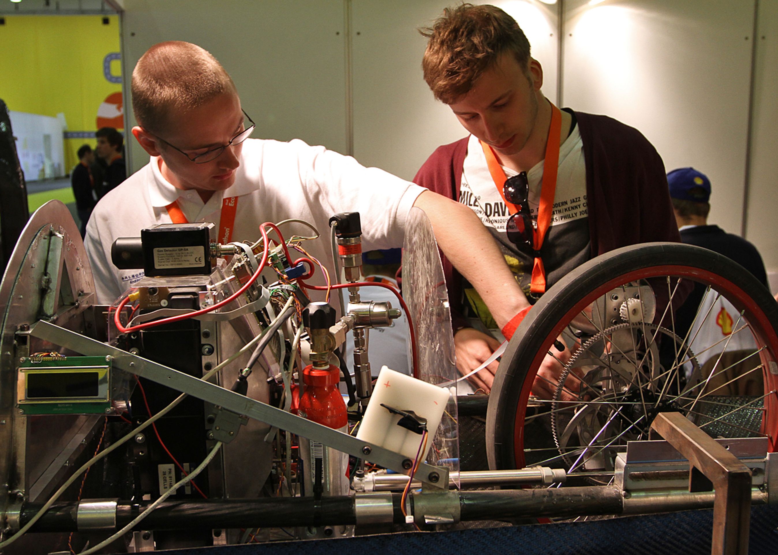 Studerende fra Aalborg Universitet tjekker de sidste detaljer inden første testkørsel.
