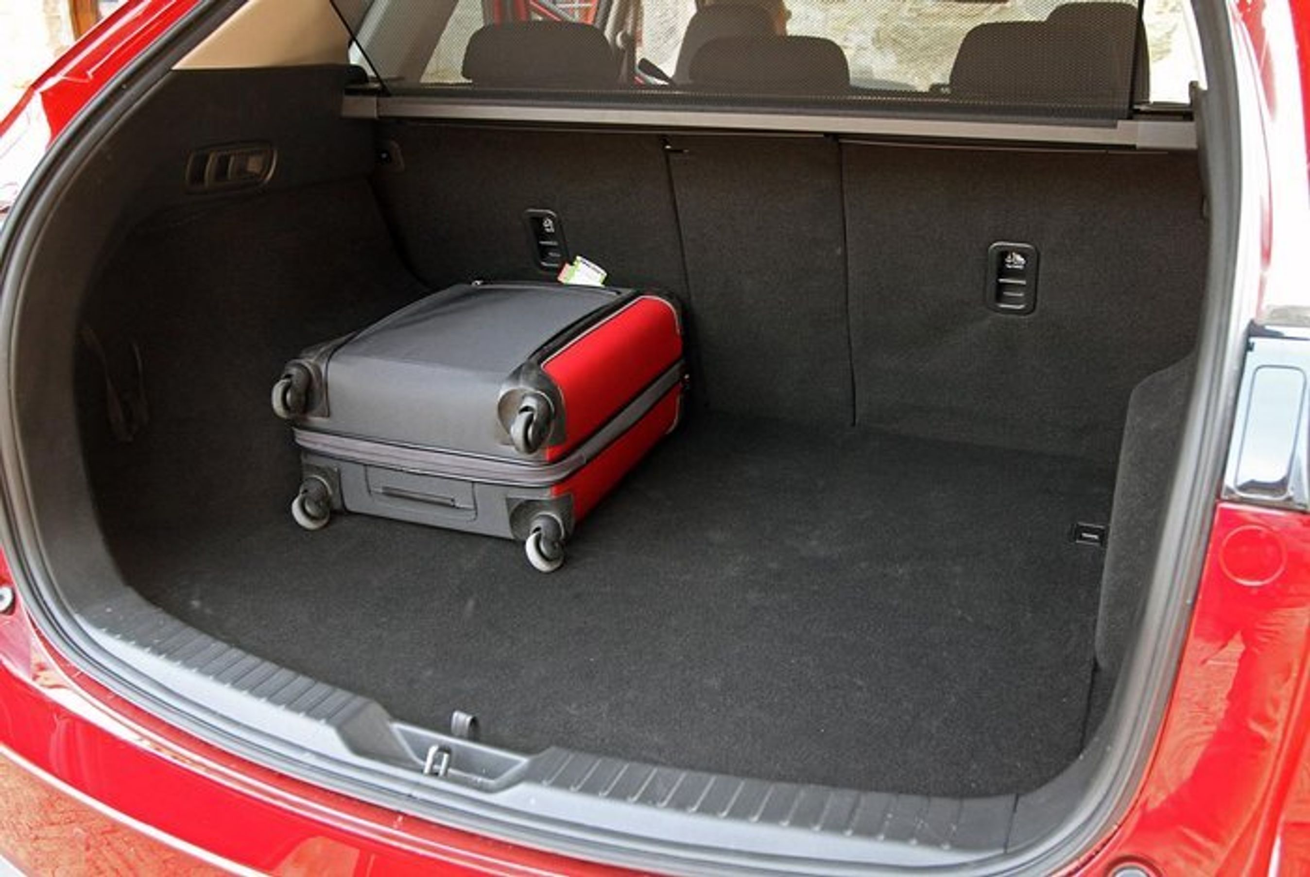 Bagagerummet er stort set uændret i størrelse. Det vil sige fornuftig stort: 477 liter. Nyt er mulighed for elåbning.