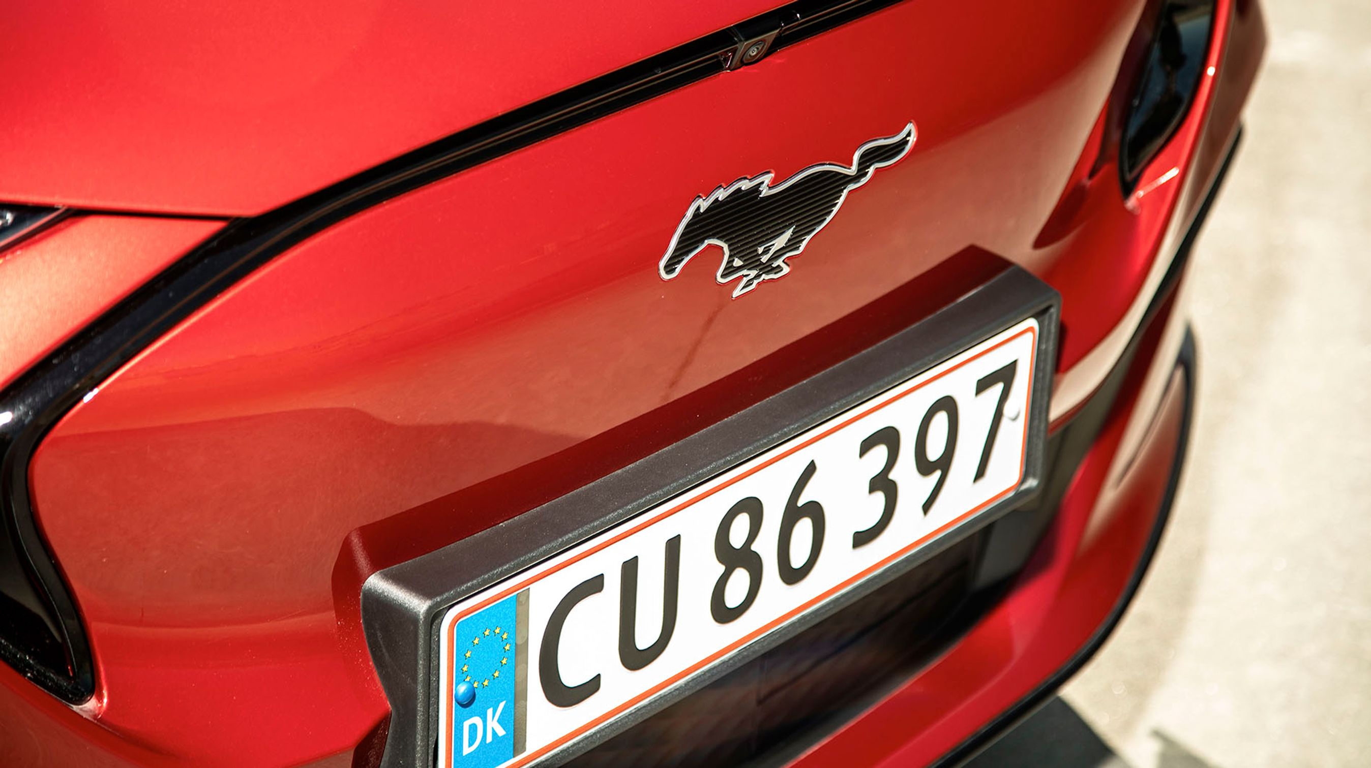 Både for og bag er der en hest, der signalerer Mustang. Der står ikke Ford nogen steder på bilen.