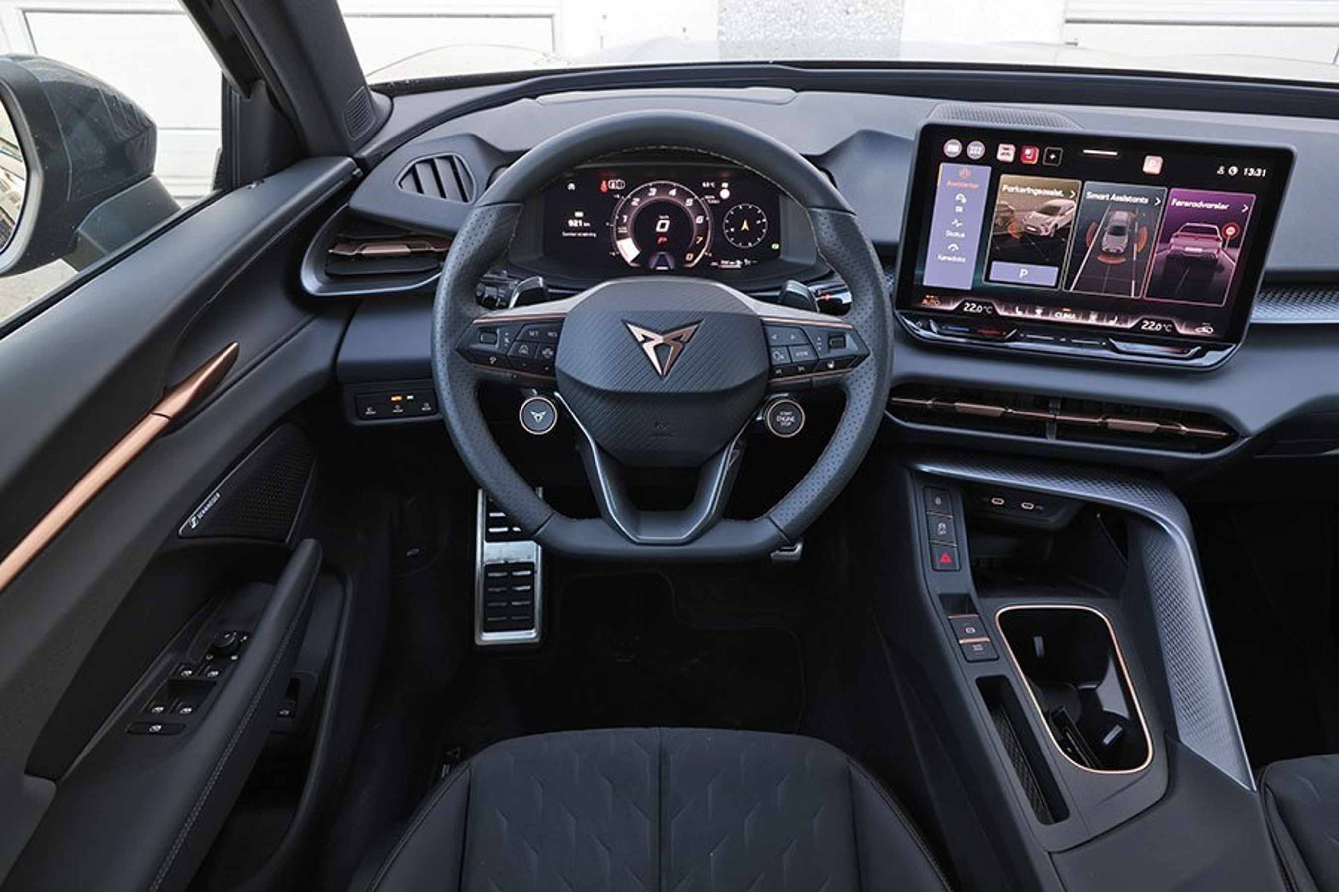 Førerpladsen i en Cupra Terramar