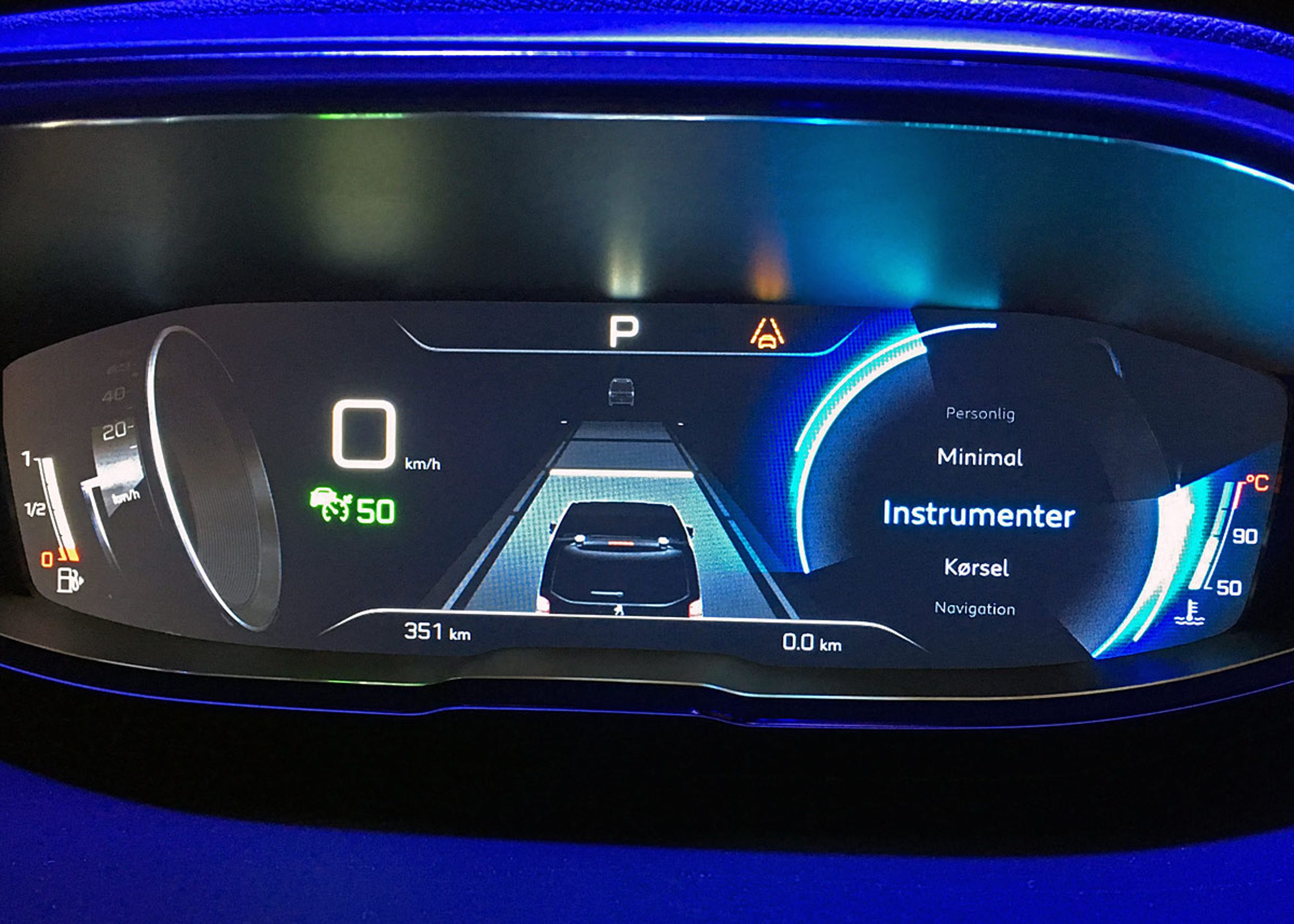 Alle kommende bilmodeller fra Peugeot får nu udskiftet de klassiske viserinstrumenter med en stor farveskærm hen over rattet samt en anden stor skærm i midten af instrumentbordet De nye skærme får danske tekster. Foto: Søren W. Rasmussen