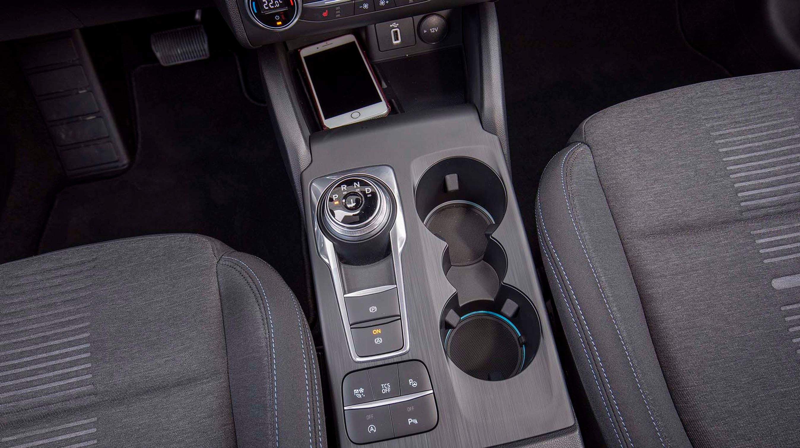 Modeller med automatgear har en smart gearvælger, der automatisk går i „P“, når motoren stoppes. Fralægningspladsen omkring føreren er god, omend mobilen kan glide lidt rundt, hvilket kan stoppe den trådløse opladning. 