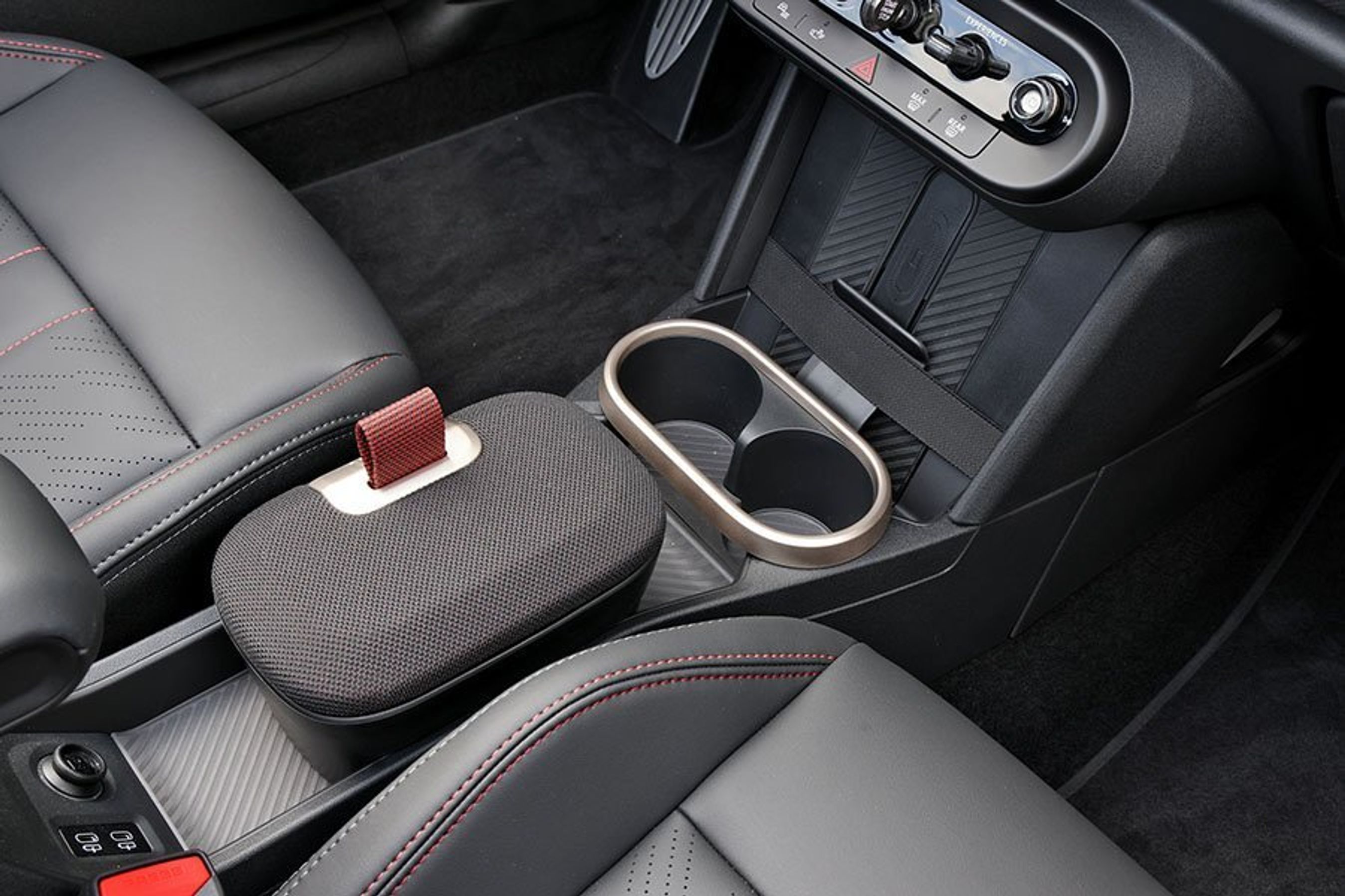 Fralægningsplads mellem forsæderne i en Mini Cabrio