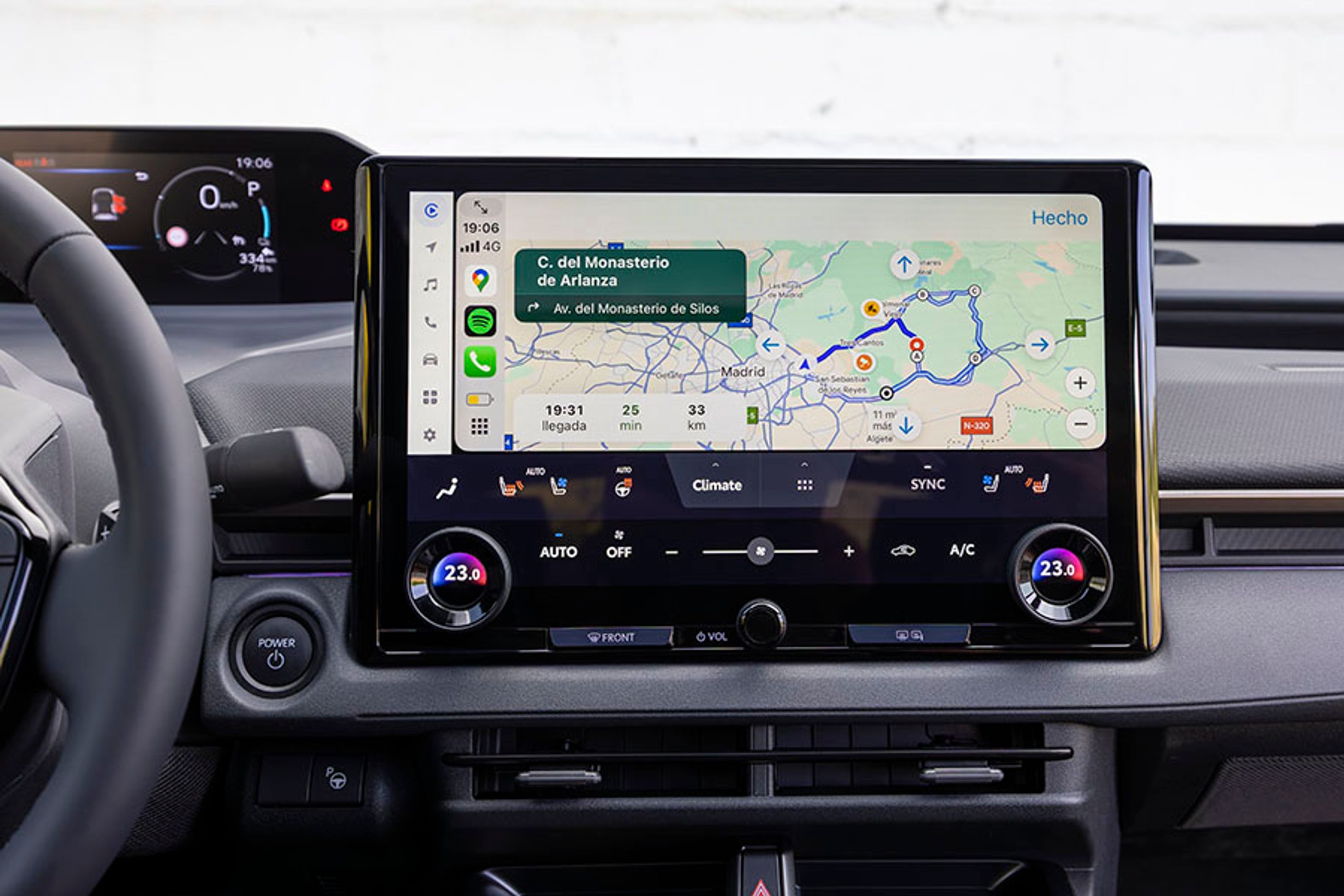 Inde i bilen er skærmen i midten vokset fra 12,3 til nu 14 tommer.