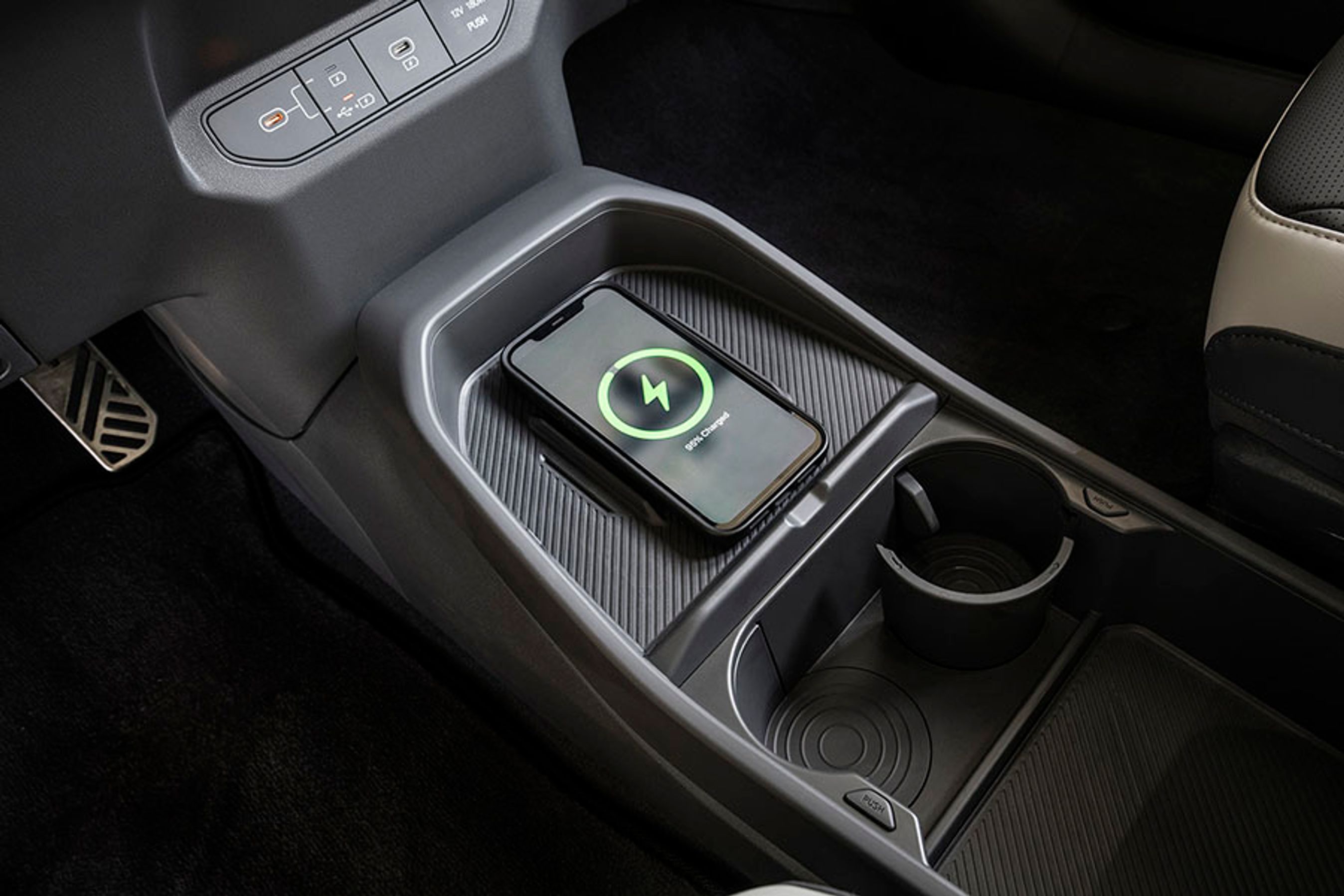 Mellem forsæderne er der god fralægningsplads, og der er plads til mobilen, der samtidig får trådløs opladning. Der er også trådløs opkobling til Apple CarPlay og Android Auto.