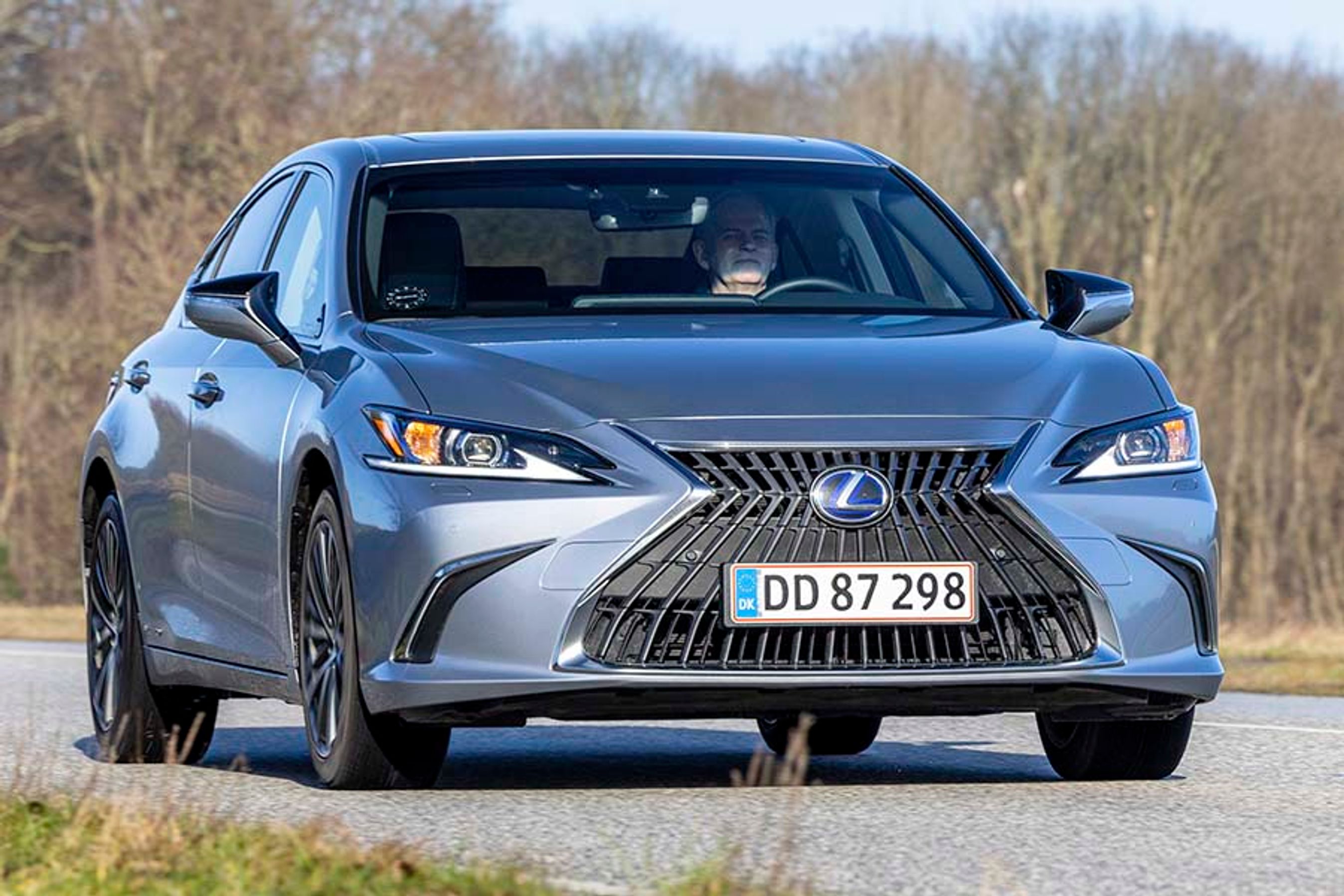 Lexus ES 300h er en firedørs sedan med en enorm front. Der er tale om en klassiske hybridbil, der i denne udgave koster lige over 600.000 kr.