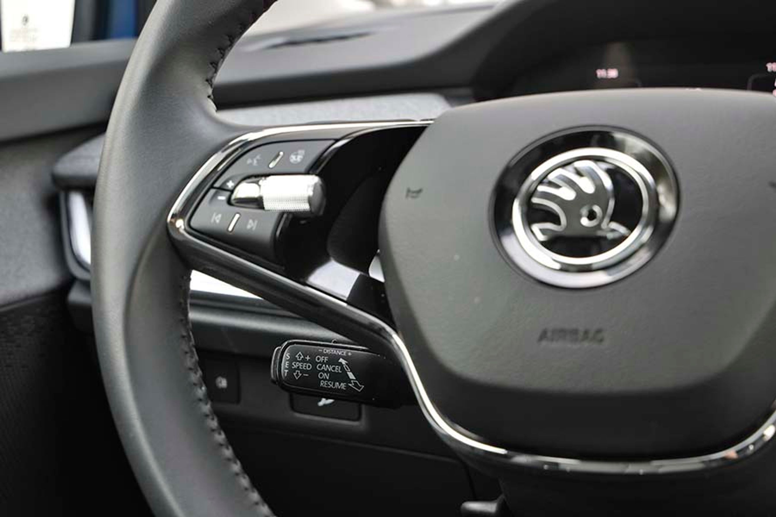 Ligesom Audi holder Skoda fast i en lille arm til at betjene fartpiloten. Men man vænner sig til funktionerne, og fordelen er, at du altid kan ramme palen til fartpiloten, uanset hvilken vej rattet vender. Og at du ikke behøver at se på rattet for at betjene fartpiloten.