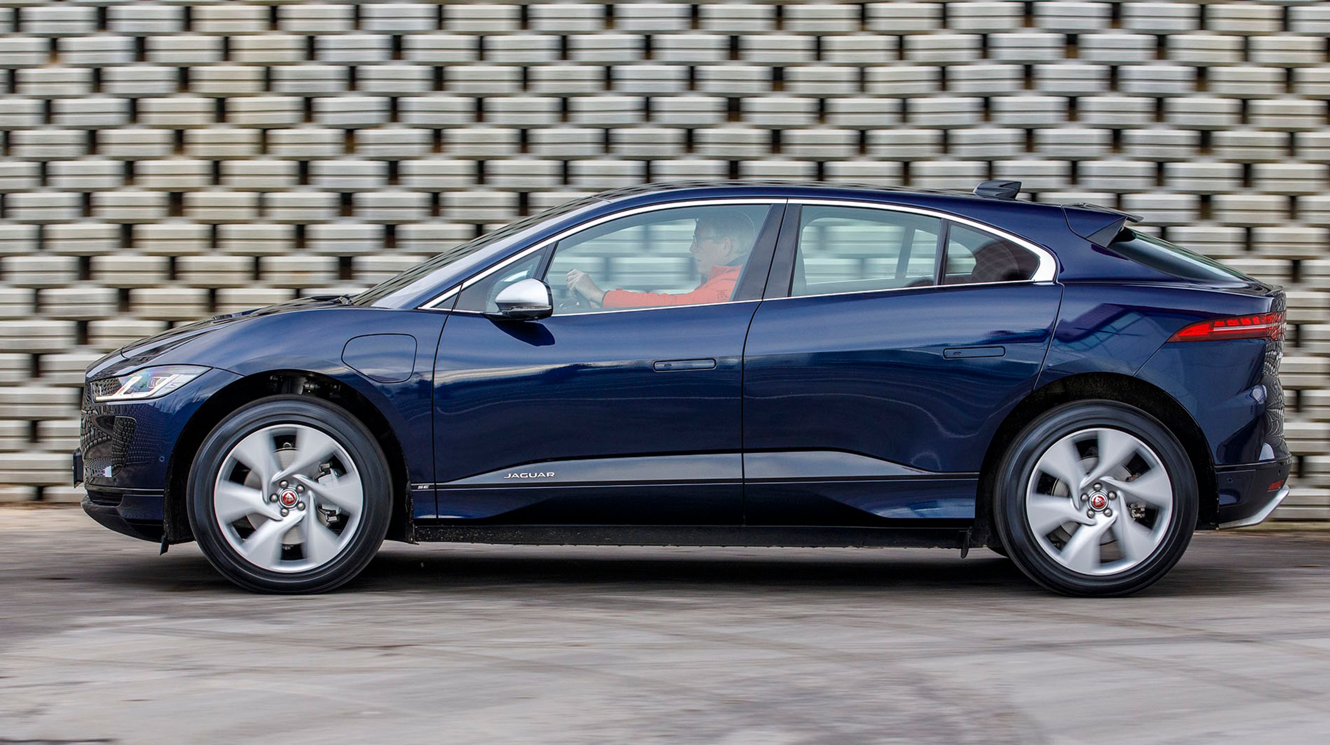 I-Pace er første rigtige elbil fra Jaguar. Den er en rummelig SUV-agtig bil med fire sidedøre og en stor bagklap.