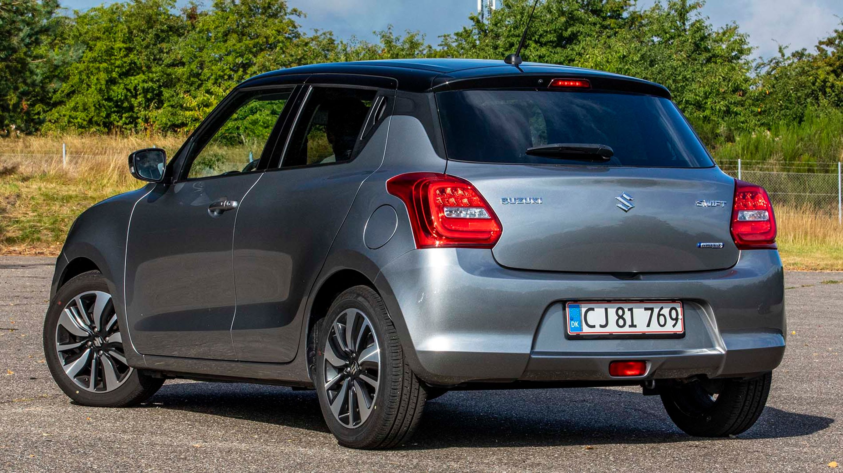 Bagdørene er søgt godt skjult, og bl.a. er dørgrebene indbygget i rudefeltet. Det gør dem lidt svære at betjene for børn. Swift kommer i denne udgave med 16-tommers letmetalfælge.