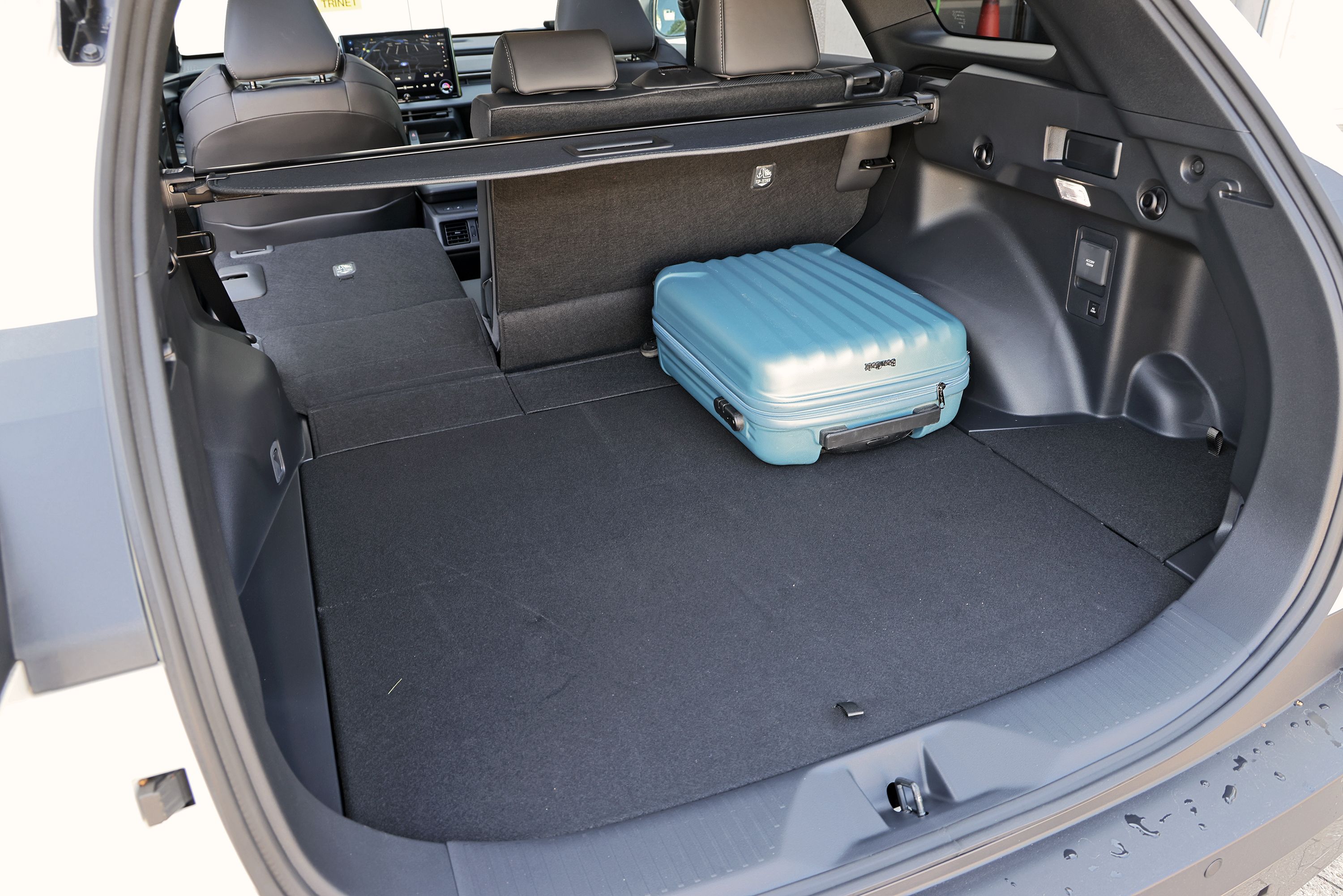 Bagagerummet i en Toyota bZ4X Touring 2026. 