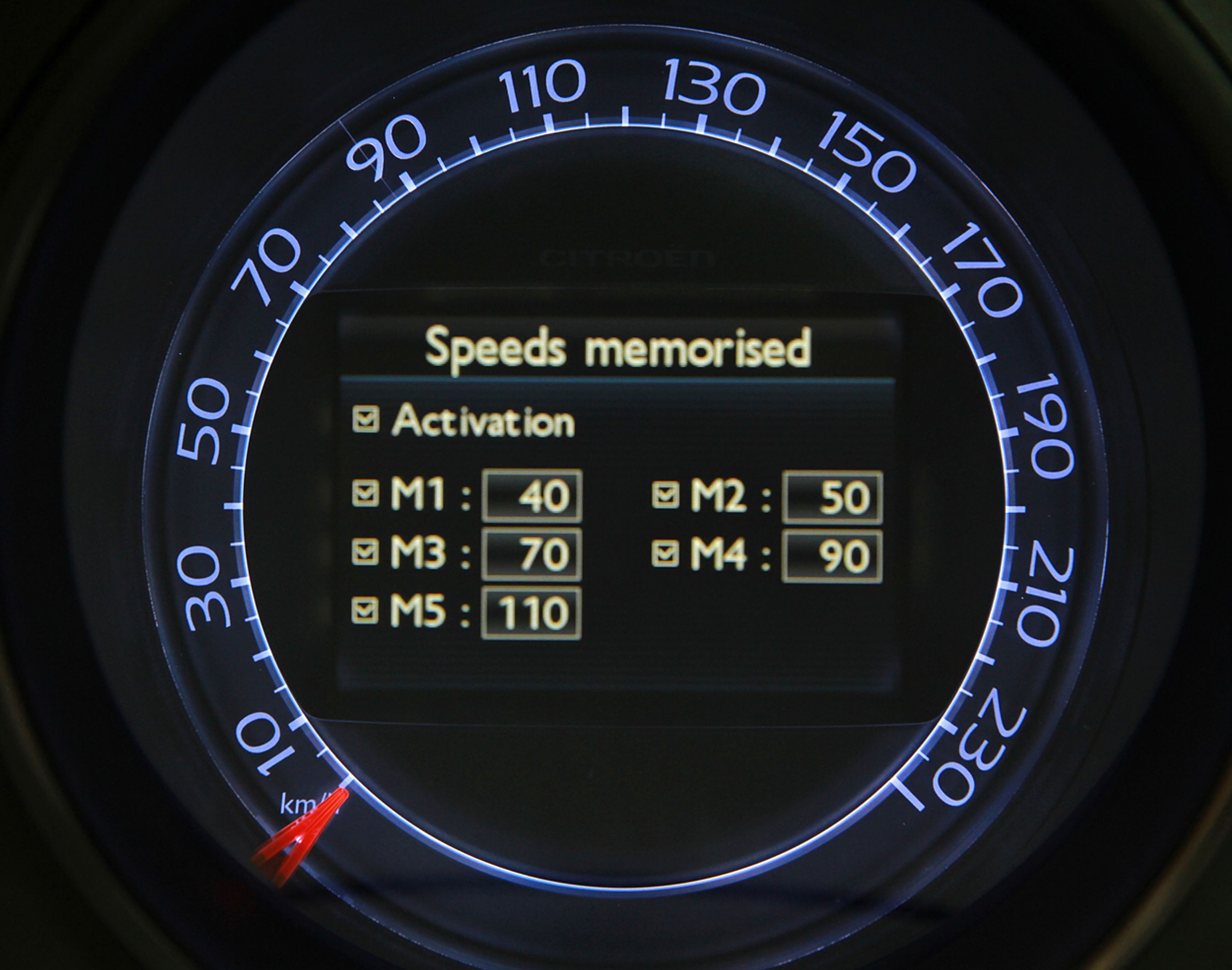 Fartpiloten kan programmeres til fem forskellige hastigheder.