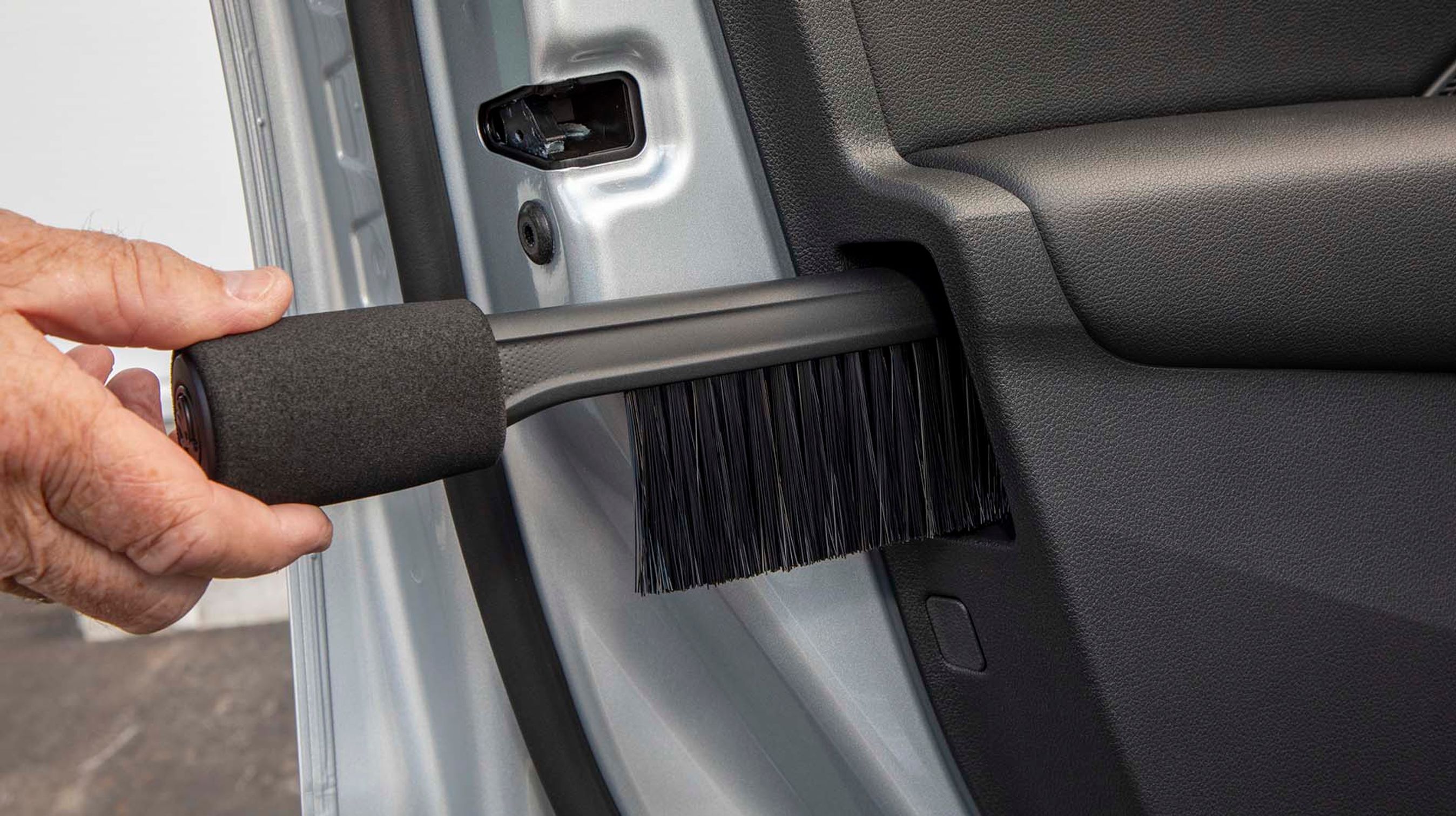 Skodas motto er „Simply clever“. Den filosofi omfatter bl.a. en indbygget paraply-holder i førerdøren – på billedet har vi dog benyttet en børste.