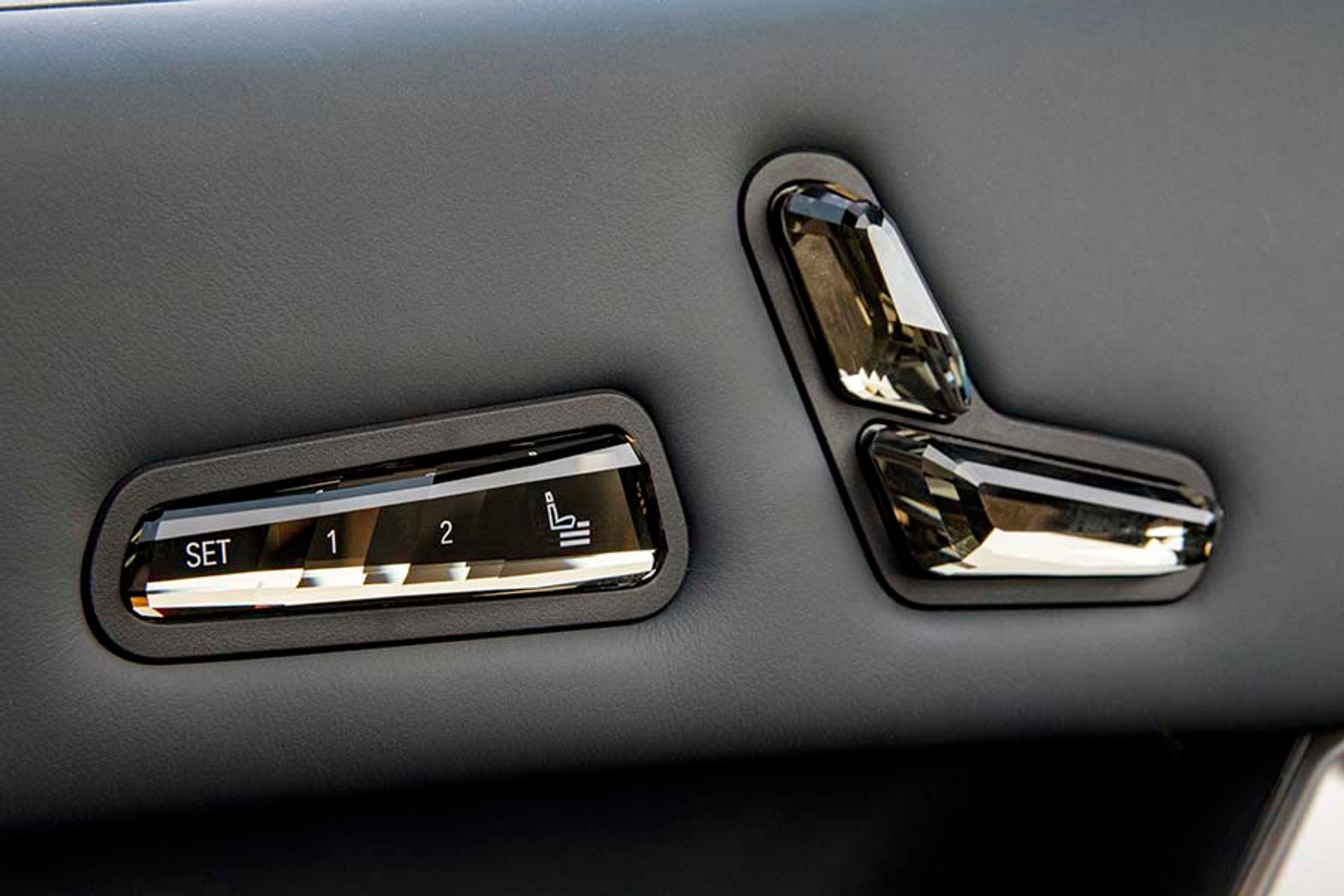 Grebene til sædereguleringen på dørsiden er fremstillet i krystal og er ligesom andre eksklusive materialer med til at højne kvalitetsoplevelsen.