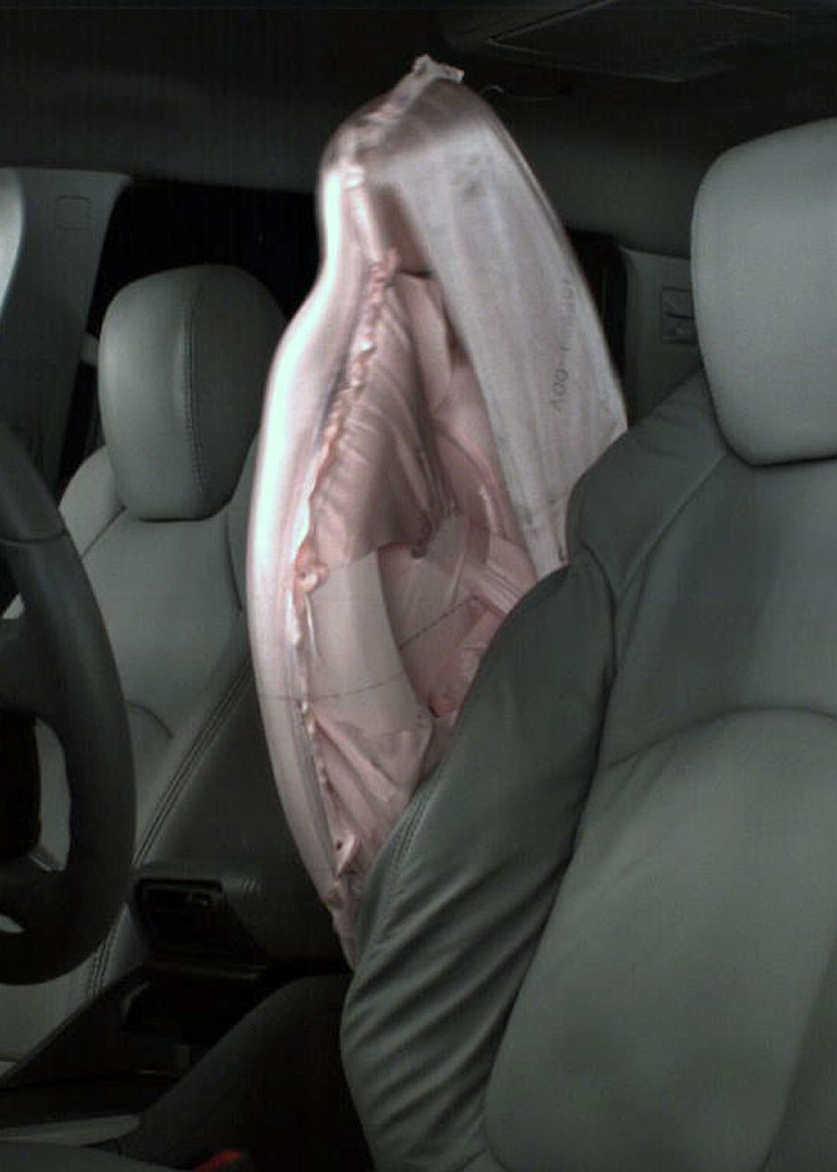 Airbaggen med tilnavnet Airbag Hero puster sig opad, den den slipper ud af stolen. Firmaet Takata har udviklet den nye sikkerhedspude. 