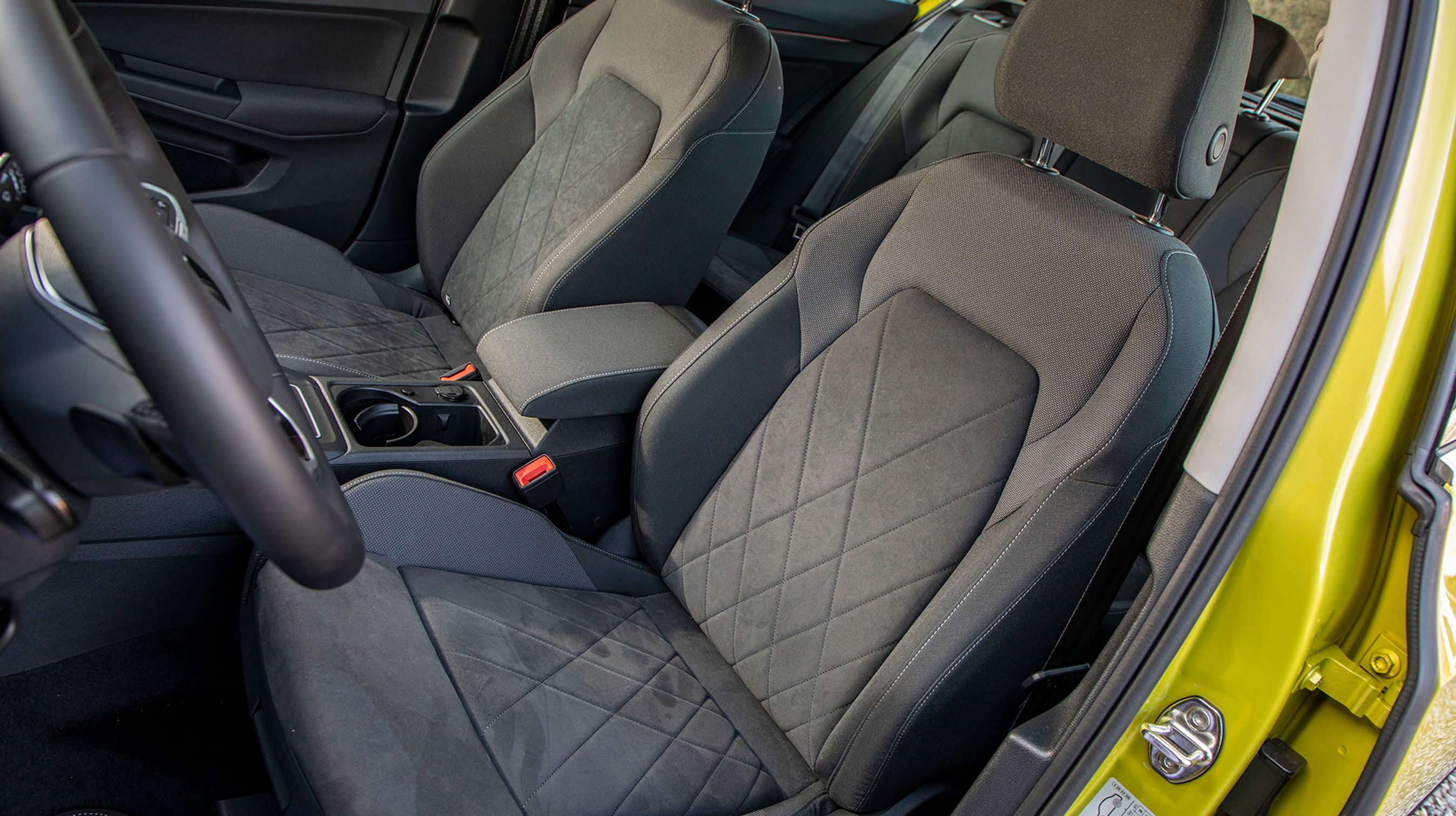 I VW Golf Style er forsæderne af sportstypen med lækre materialer og forskydelig lår-støtte. Man sidder virkelig godt her!