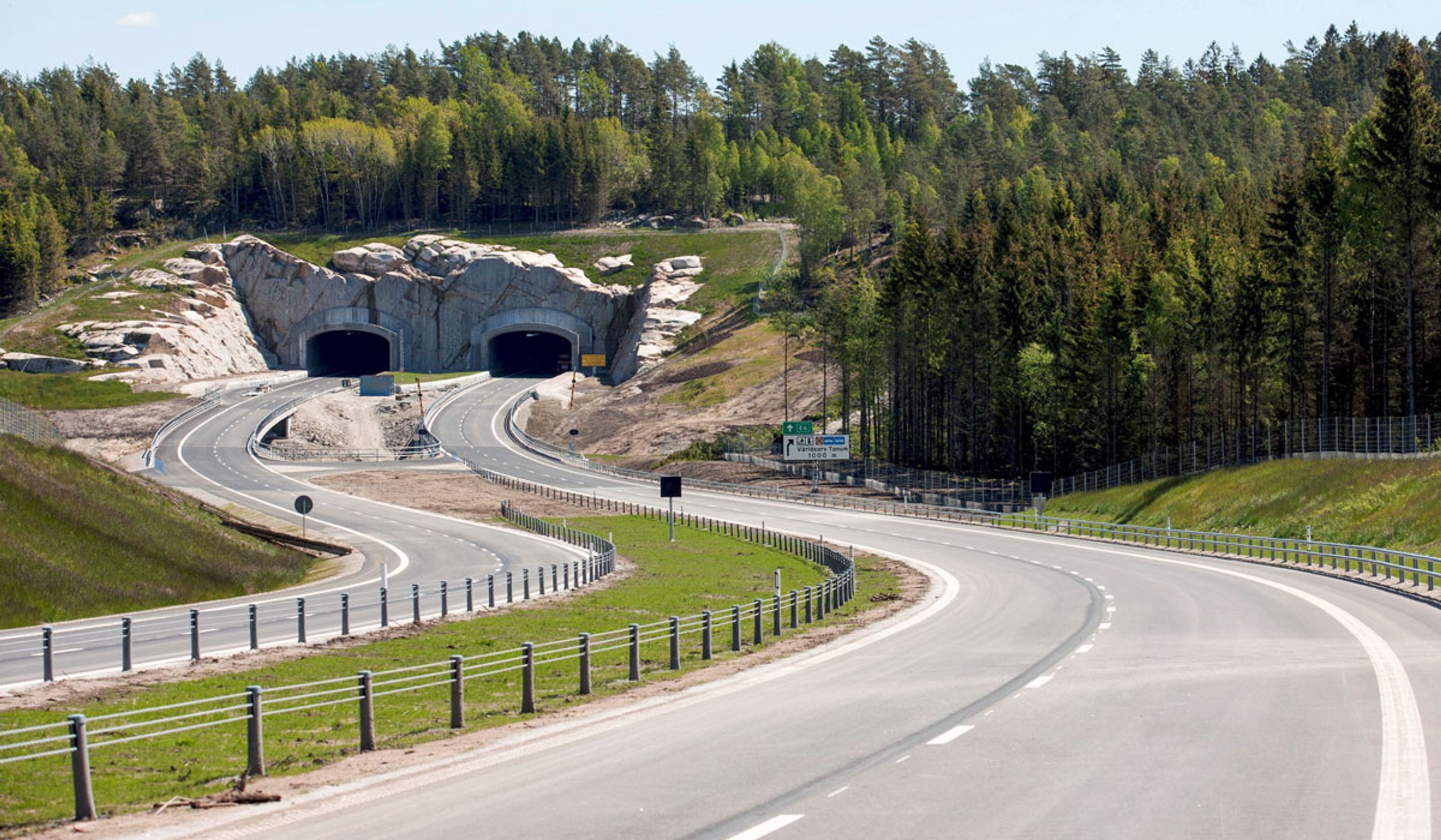 Den nye strækning går gennem en 250 meter lang tunnel.