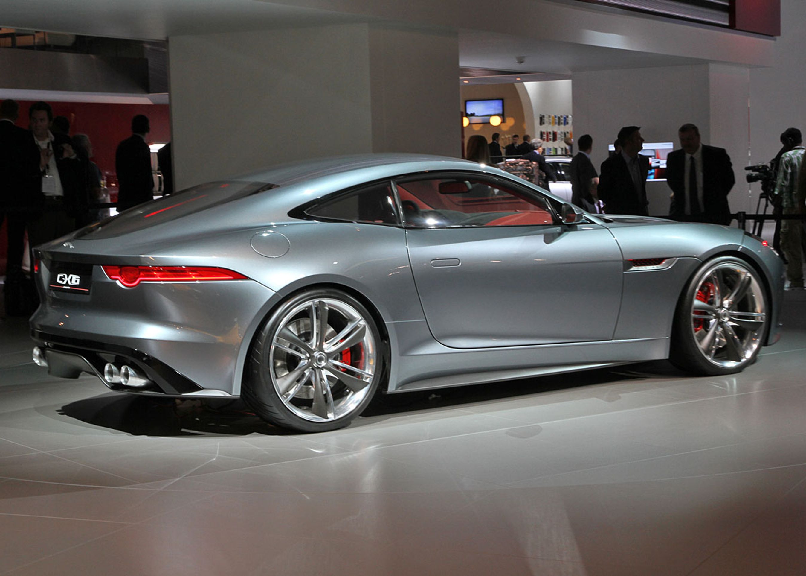 Konceptbilen C-X16 fra 2011 varslede for første gang den nuværende F-Type. Det skete med den lukkede version, som er meget tæt på den endelige produktionsudgave.