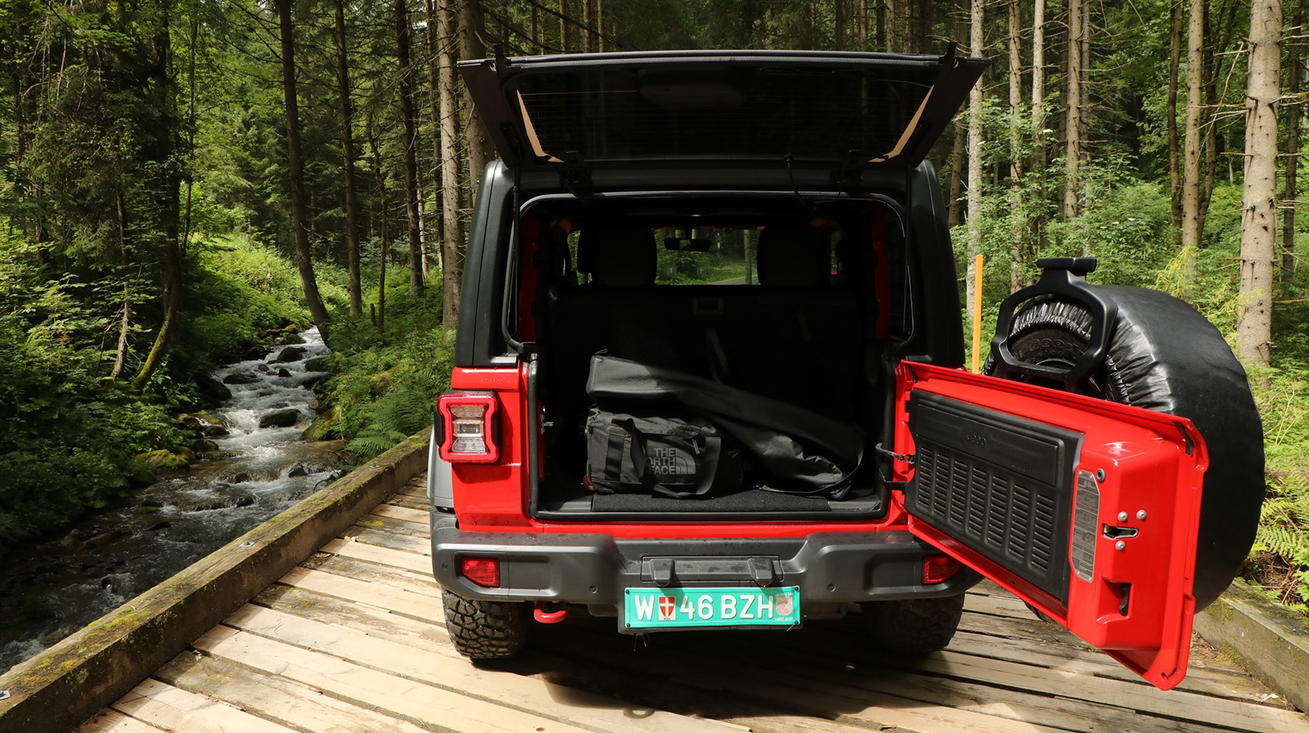 Reservehjulet sidder fortsat på bagklappen. Her ses den med to døre, men den findes også i en længere udgave med fire døre og et større bagagerum. Bagagerummet er ikke specielt stort, når alle sæder er i brug i den lille todørs model. Den øverste del af bagklappen er en del af hardtoppen, der kan tages af.