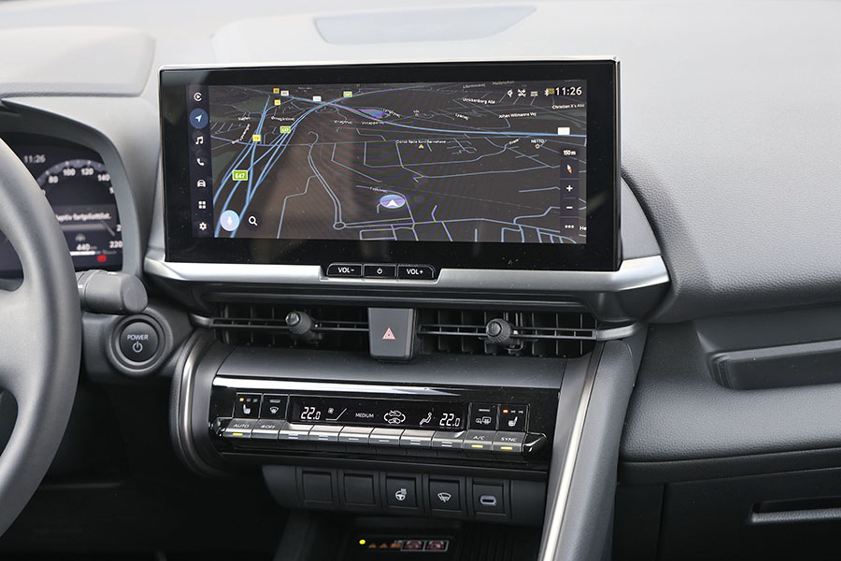 Den store 12,3”-skærm indeholder DAB+-radio, kørecomputer, telefonopkobling, bakkamera og trådløs Apple CarPlay og Android Auto. Der er desuden stemmebetjening på dansk, hvilket virker nogenlunde.