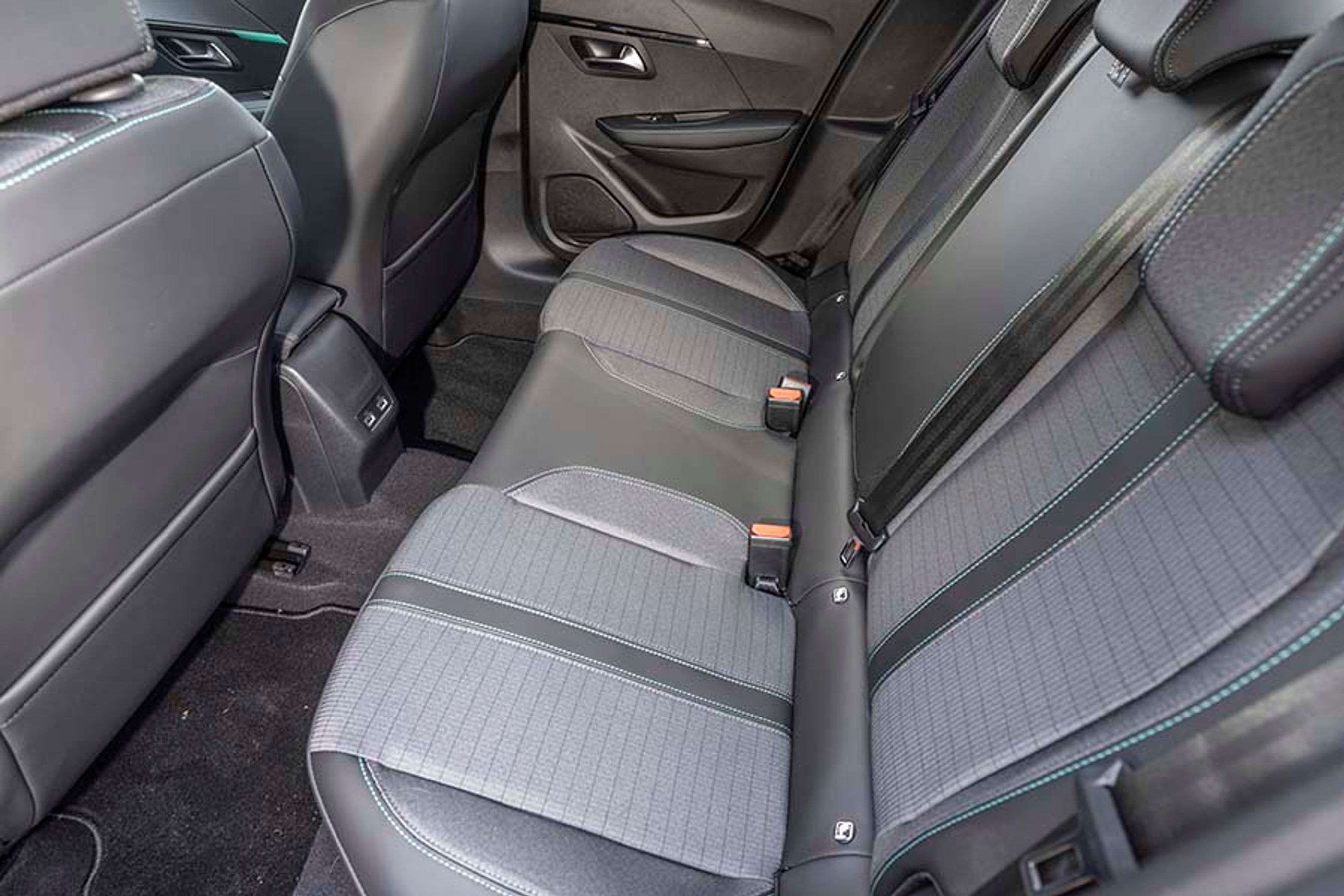 Pladsen ved bagsædet er begrænset, så Peugeot 208 er ikke den oplagte familiebil.