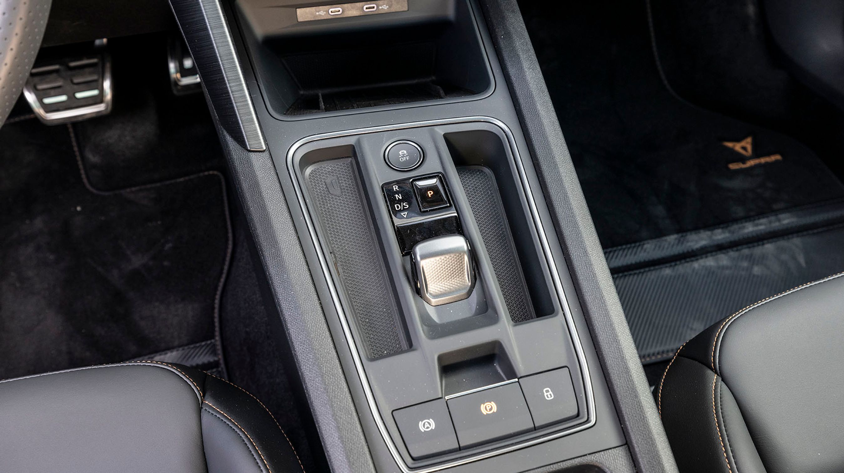 Gearvælgeren er elektronisk, og er let at betjene mellem forsæderne. Den går selv i P , når man slukker motoren.