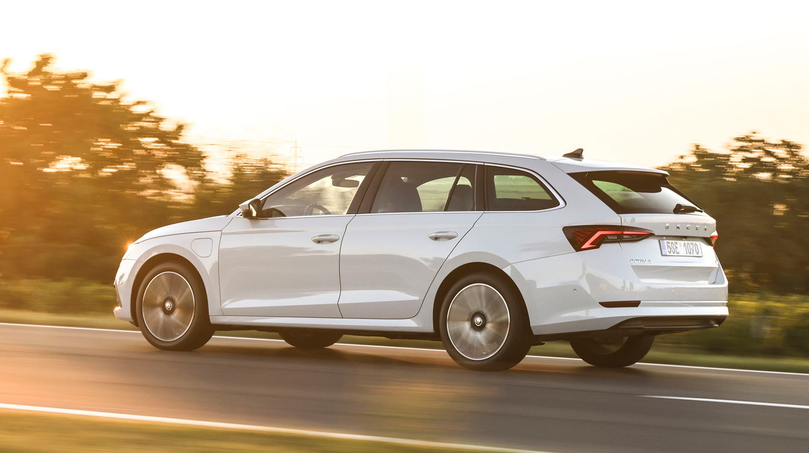 Udefra ser man ikke, at der er tale om en plugin-hybrid. Et skarpt øje kan dog ane ladeporten ved venstre forhjul.