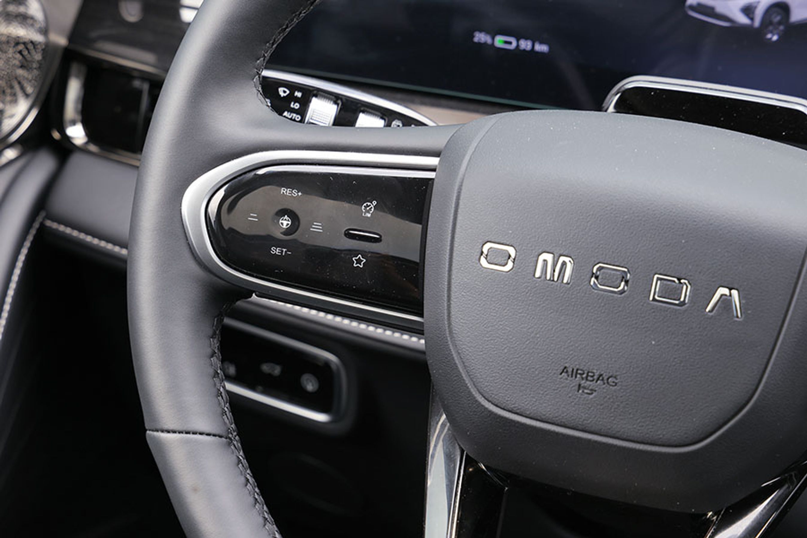 Udstyrsniveauet er højt, og der er rigtig mange assistentsystemer som standard i Omoda 5 EV. Den adaptive fartpilot fungerer o.k., men vognbaneassistenten virker lidt nervøs og er ikke god at køre med. Men der er også en automatisk bakbremse som en del af standardudstyret, det giver ekstra tryghed.  