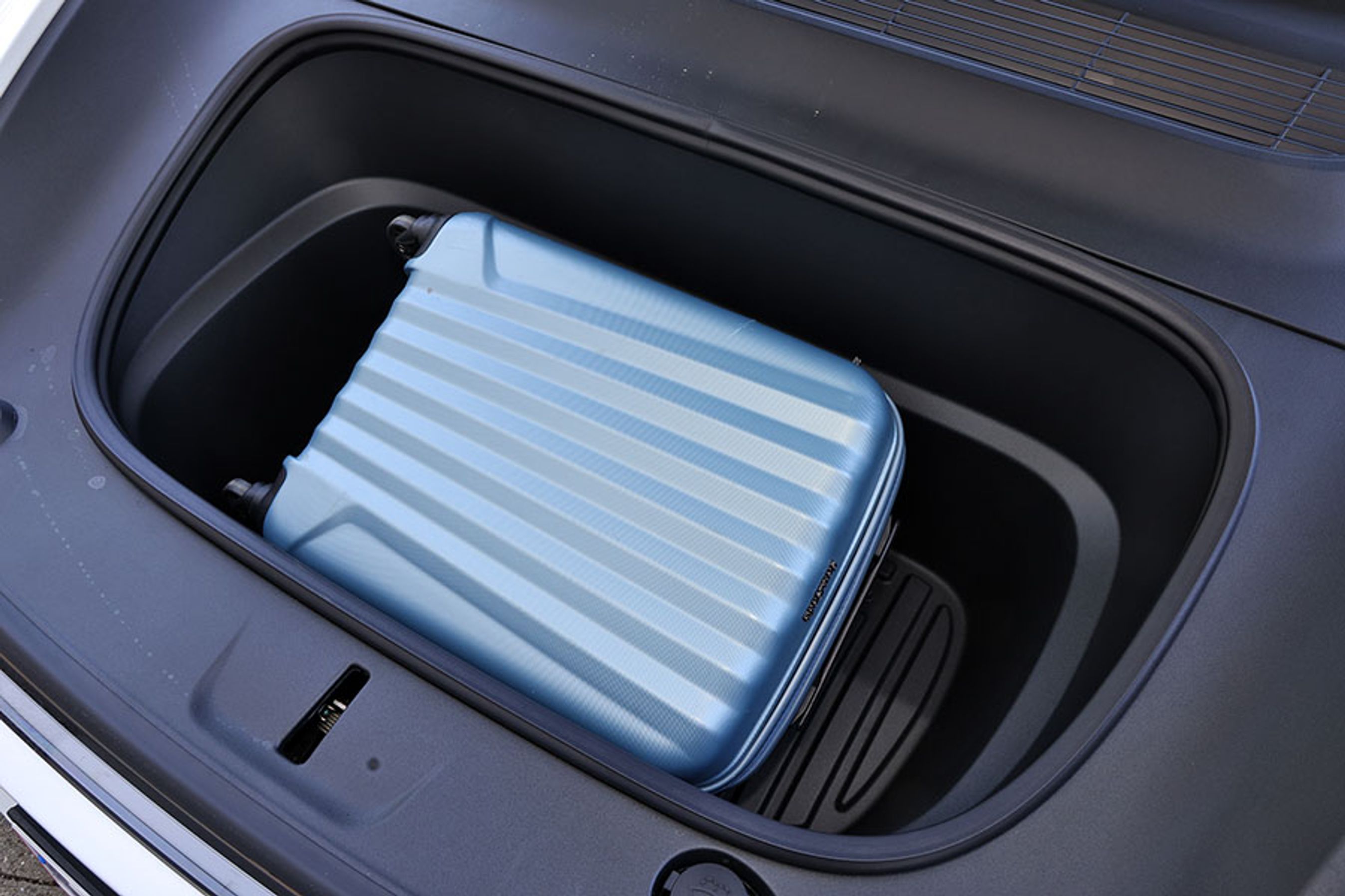 Der er 116 liters bagagerum foran. Tesla har altid haft en frunk i deres fem primære modeller, og det er praktisk. Det havde dog været rart med en nøgle, når man går hen til bilen, så man ikke skal gennem en app eller ind på bilens skærm for at få adgang til den.