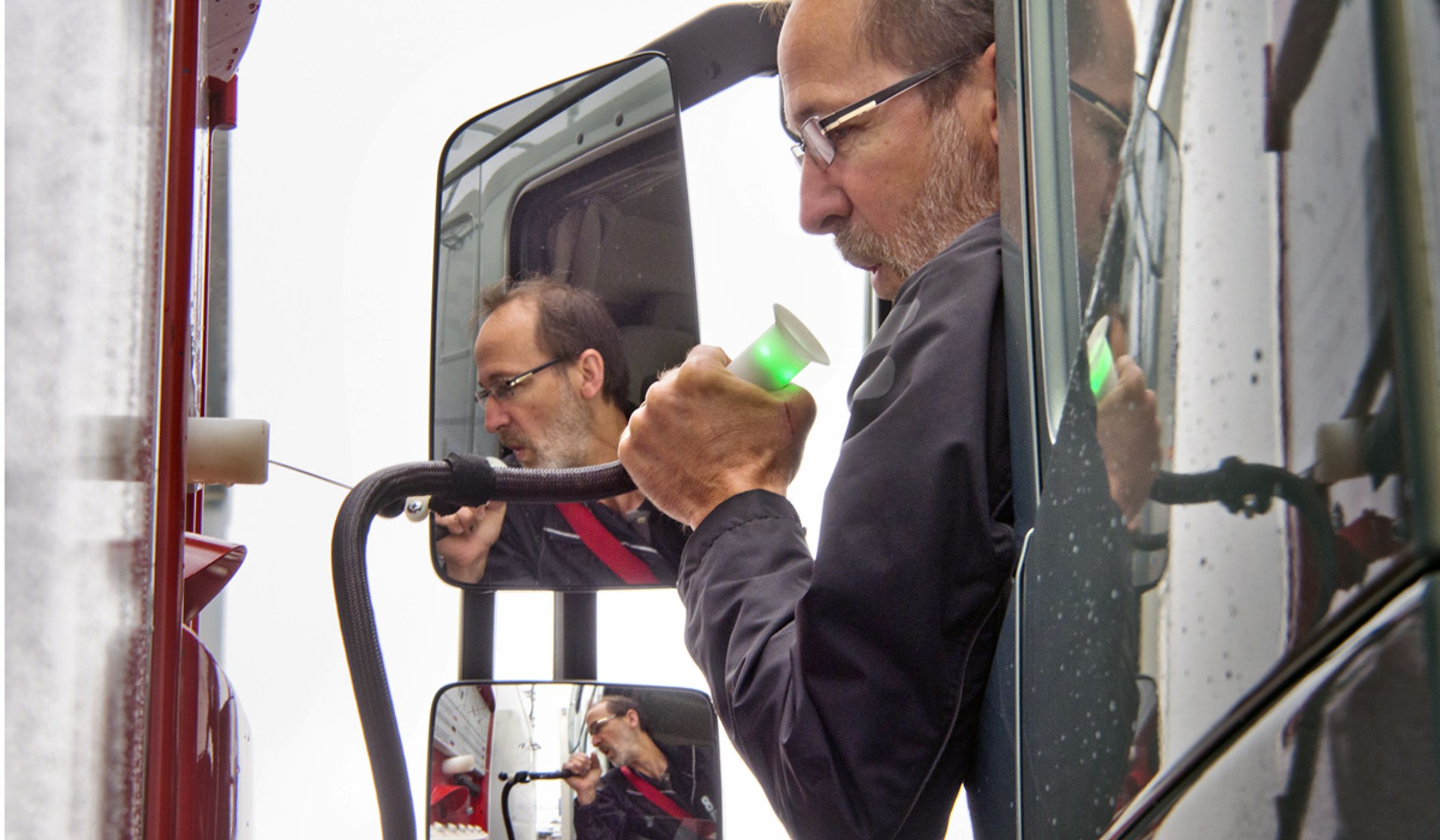Lastbilchauffør tester sig selv for sprit i blodet.