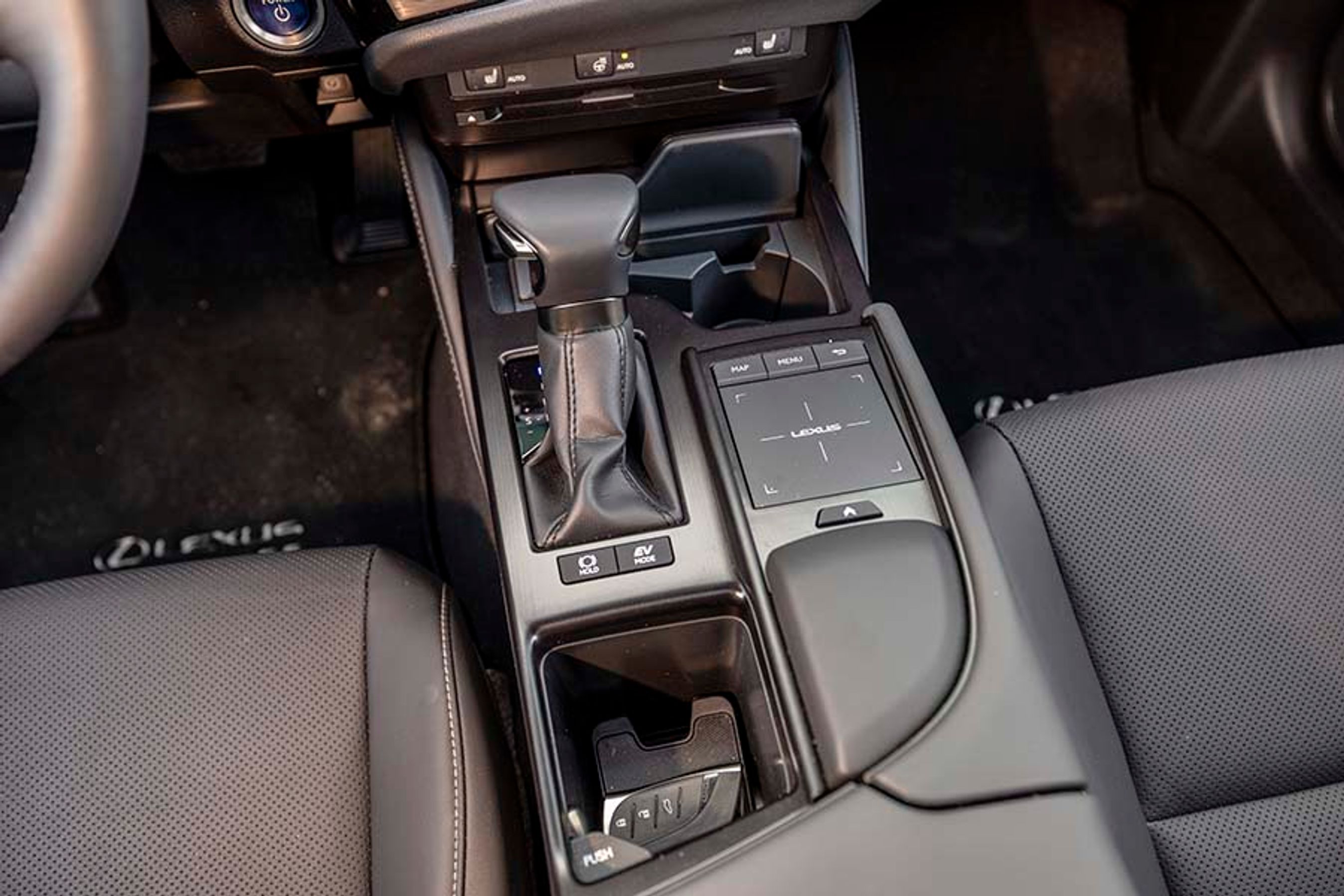 Gearstangen er mekanisk og går derfor ikke selv i P efter hver tur. Der er skiftegreb bag rattet, hvis man vil blande sig i CVT-gearkassens skiftemønster. Her kan man skifte mellem syv fastlåste trin på den ellers trinløse skala.