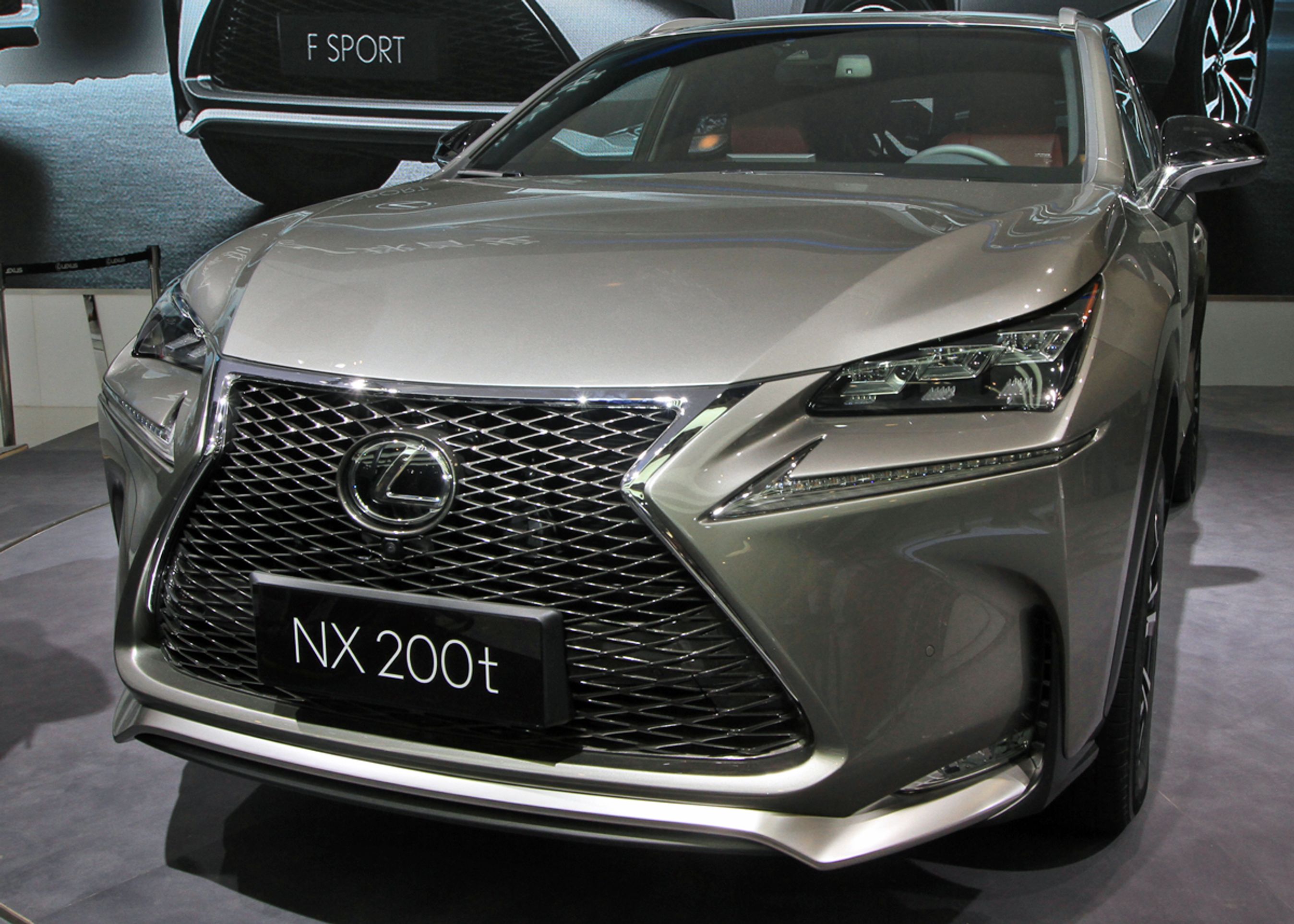 Grill'en er også enorm på produktionsudgaven af Lexus NX, men designet er blødt op i forhold til konceptet.