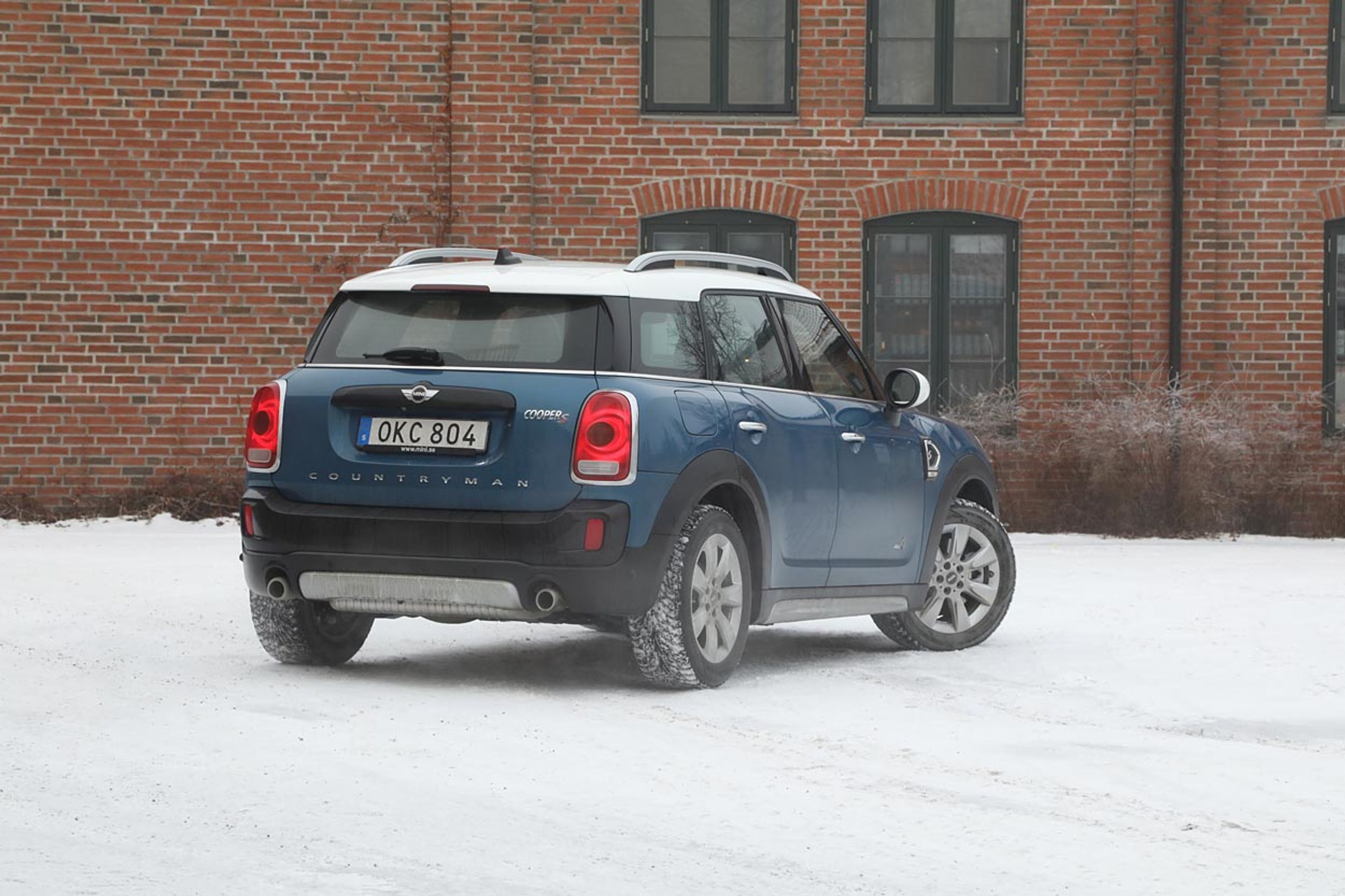 Countryman er blevet 20 cm længere, 3 cm bredere og 1 cm højere og kan nu reelt rumme en familie på fire. Designet minder stadig om den originale Mini. Mini er vilde med kromløsninger, som listerne omkring ruderne eller baglygterne. Firehjulstræk fås til ca. 40.000 kr. afhængig af motorvariant.