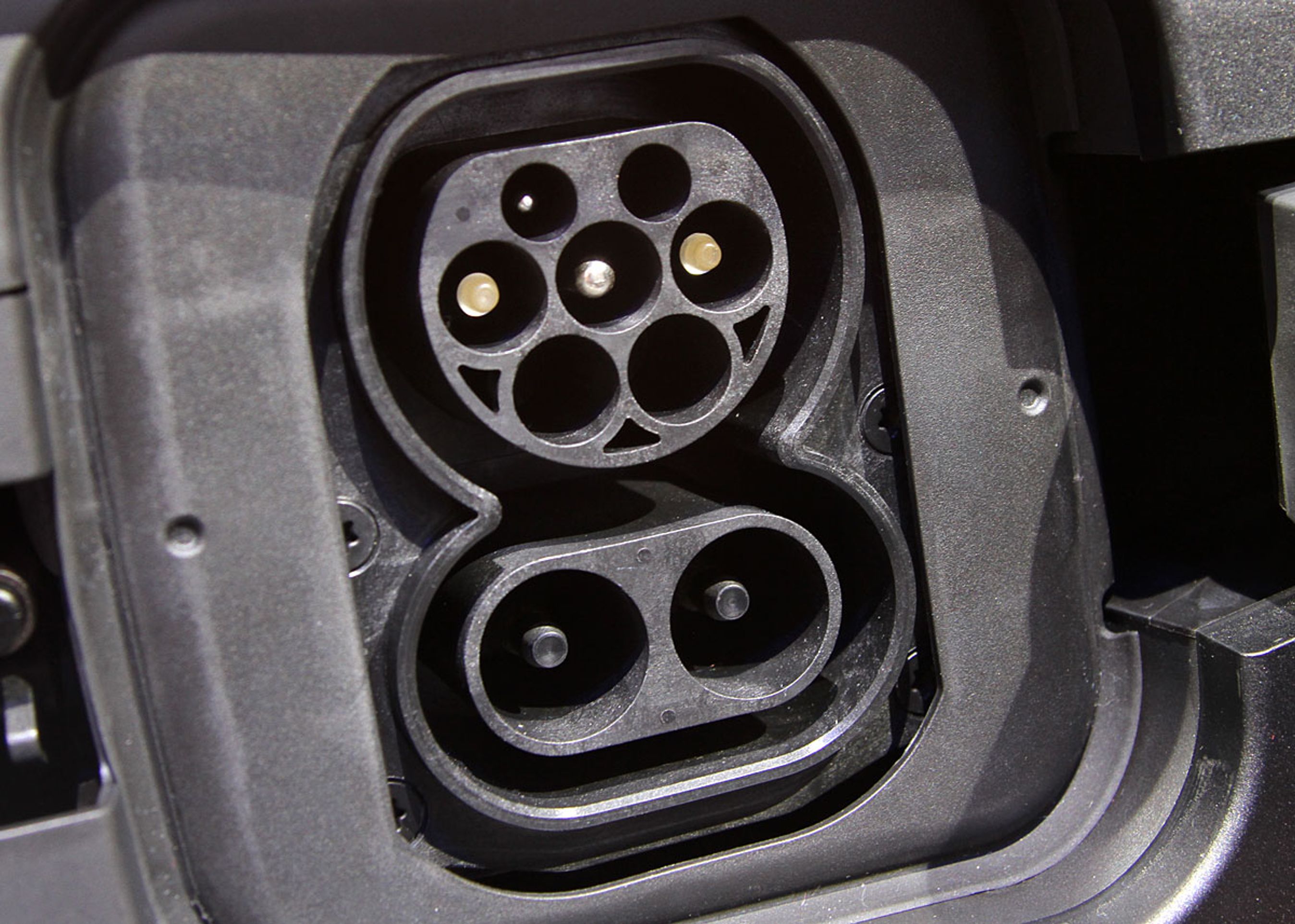 BMW i3 lades op via et såkaldt kombostik. Den øverste halvdel er et "normalt" stik til almindelig og halvhurtig ladning, mens den nederste del med de to huller er til hurtigladning med jævnstrøm.