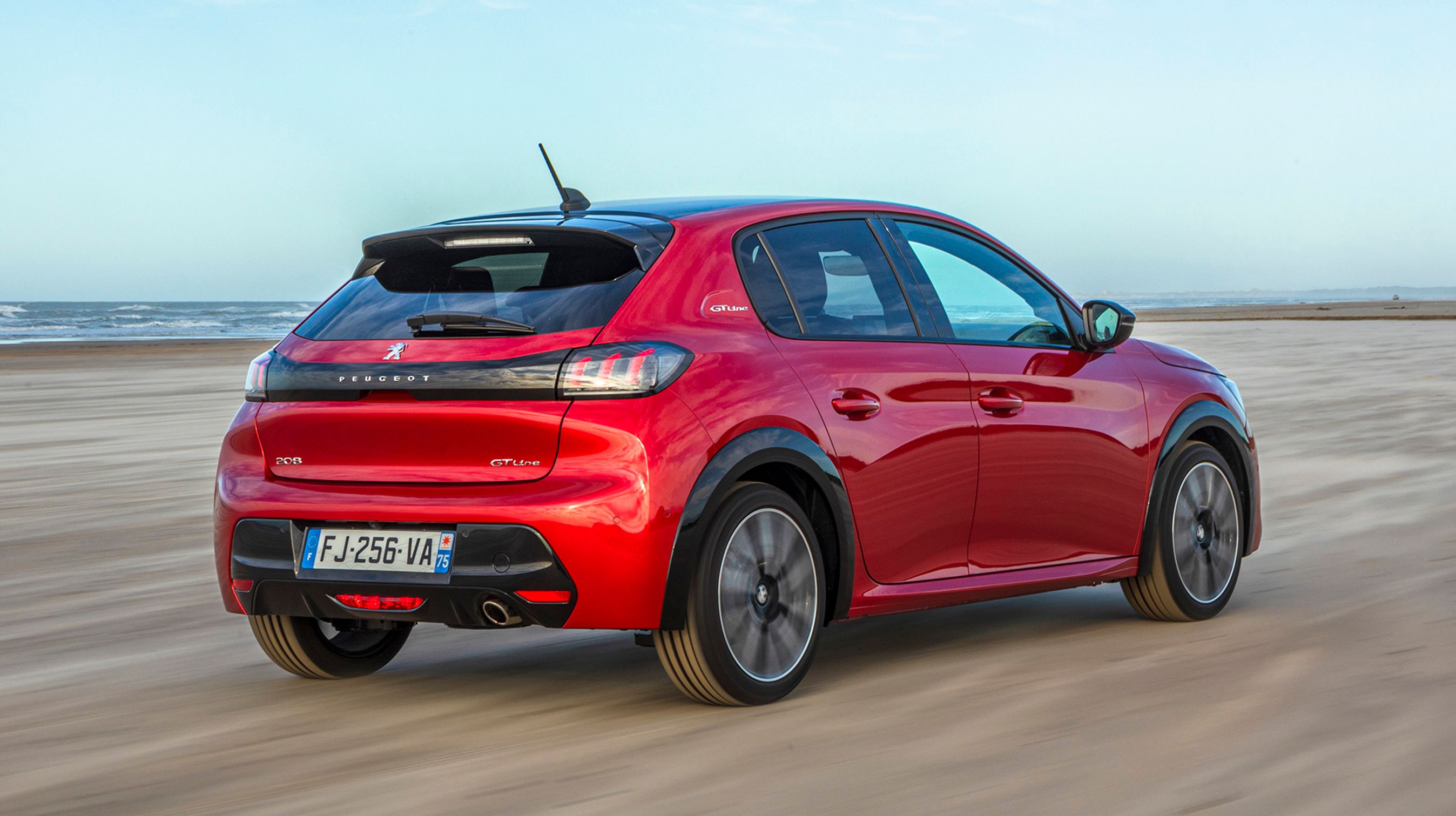 Peugeot 208 kommer kun som femdørs, men fås i denne GT-Line-version med sorte skærmkanter og i en mere almindelig udgave uden.