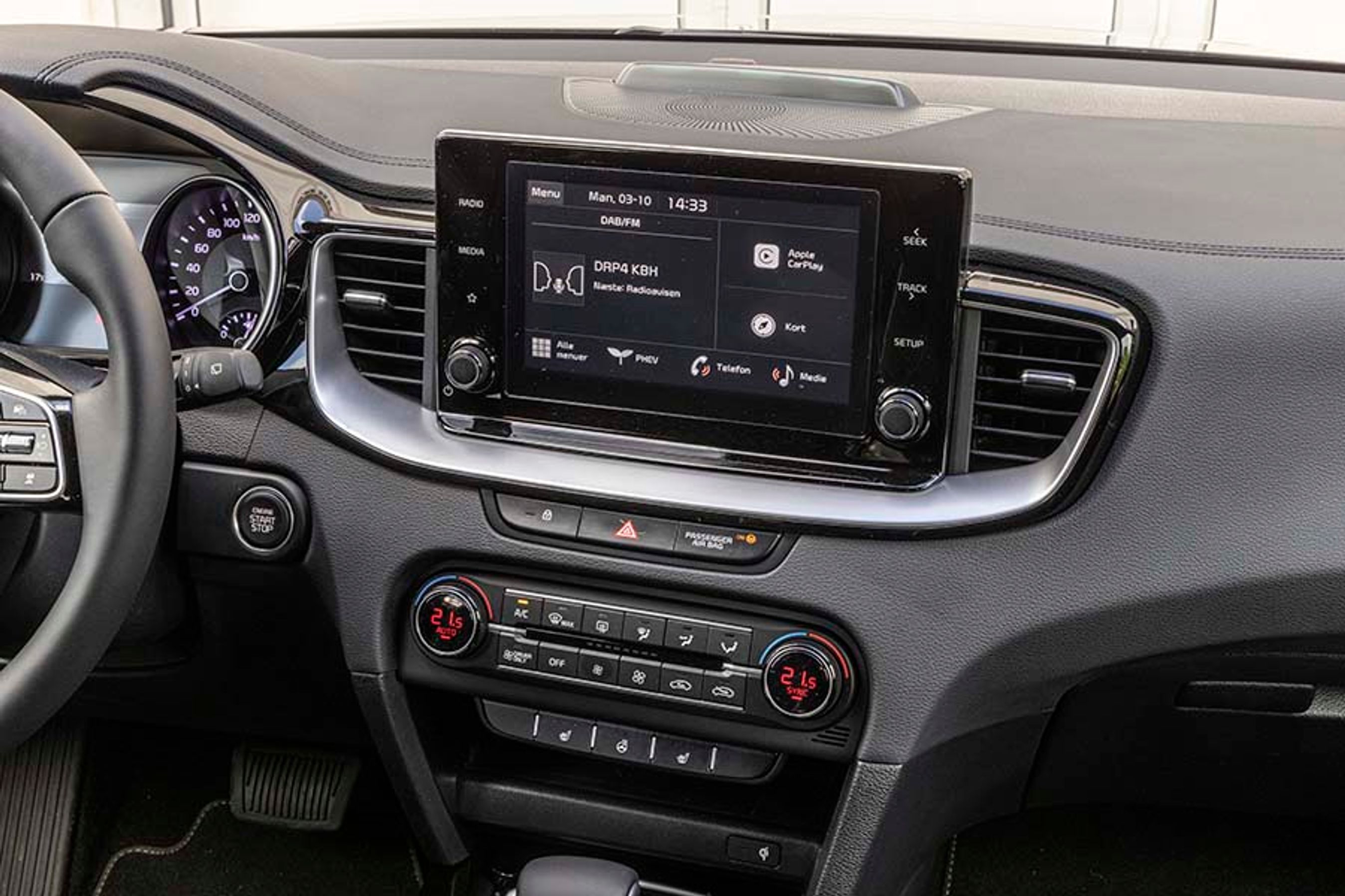 Skærmen har danske menuer og mange funktioner. Der er mulighed for at spejle mobiltelefonen via Apple CarPlay eller Android Auto. To rigtige drejeknapper er rare at betjene under kørslen.