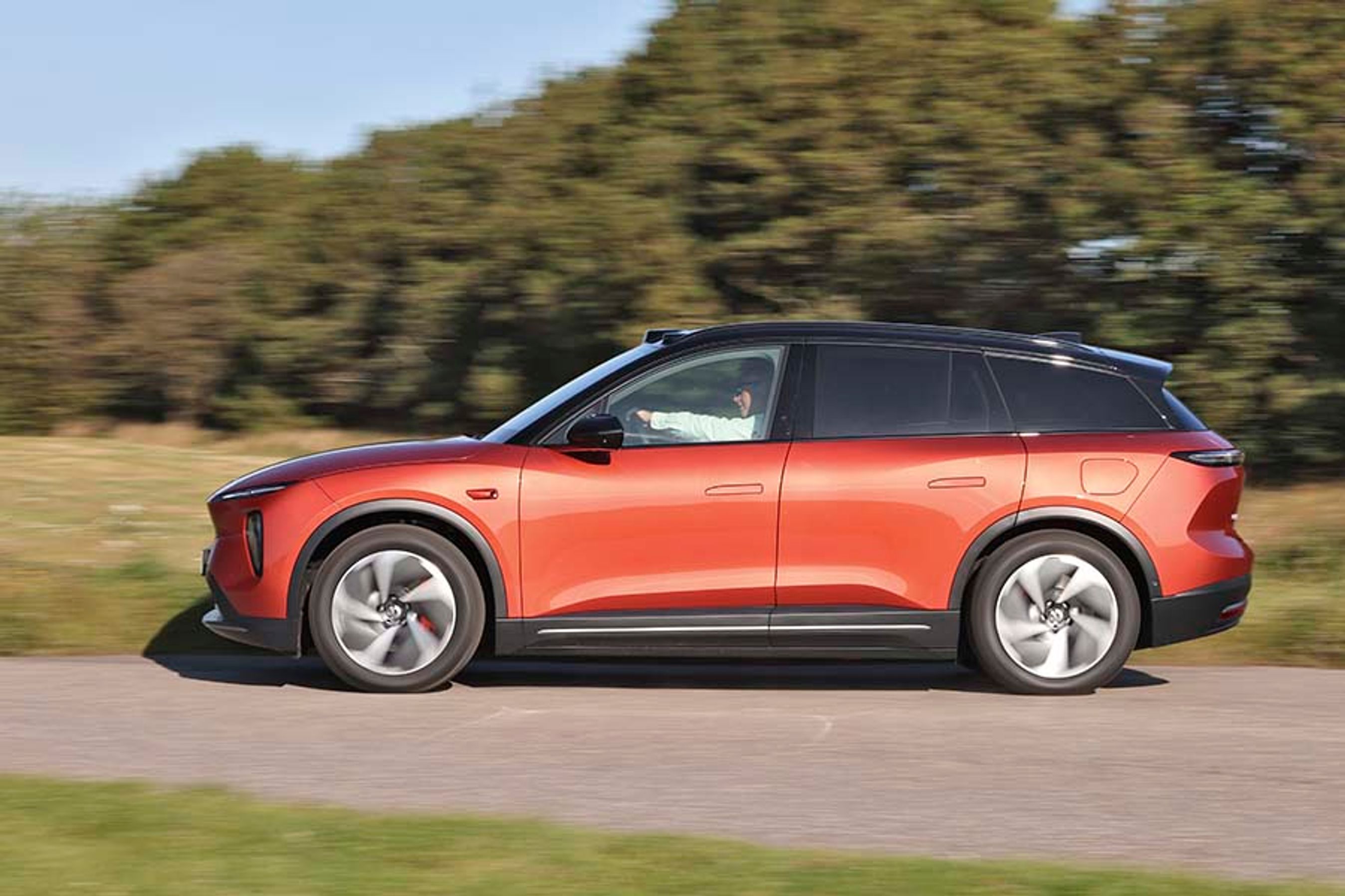 Med en længde tæt på fem meter og en akselafstand tæt på tre meter er der masser af plads i bilen. Dørhåndtagene popper ud, når man låser bilen op, og dørene både åbner og lukker med servomotorer.