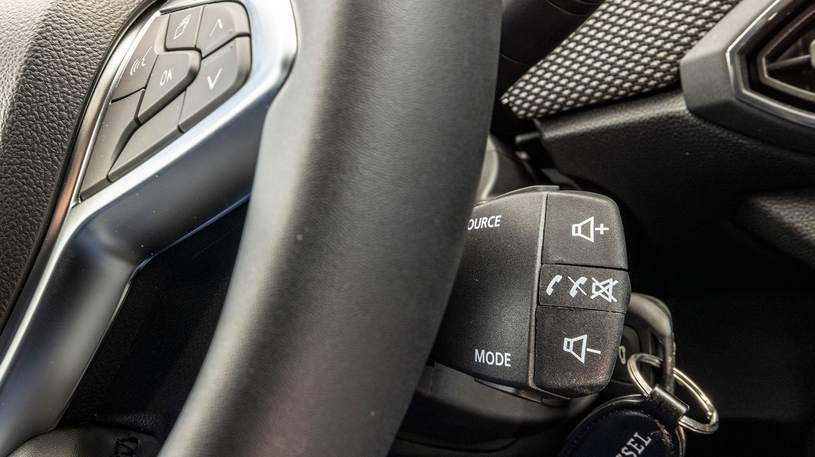 Fra denne konsol bag rattet styres radioens funktioner og lyden kan skrues op og ned. Desværre sidder selve konsollen ret tæt på knæet under kørslen.