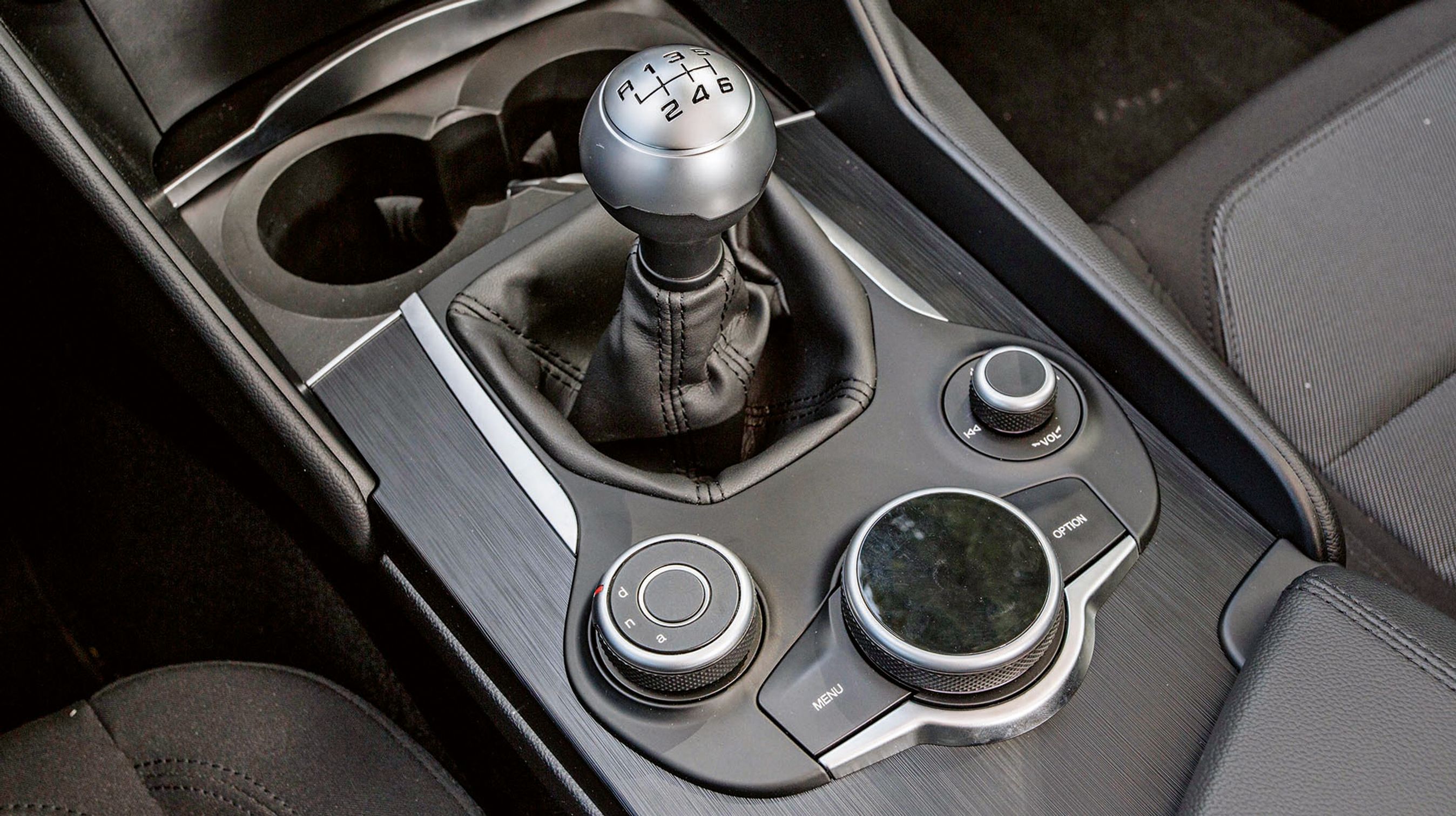 På ægte Alfa-manér kan man vælge mellem tre DNA-køreprogrammer: Dynamik, Normal og All-Weather. Den store drejknap styrer skærmen.