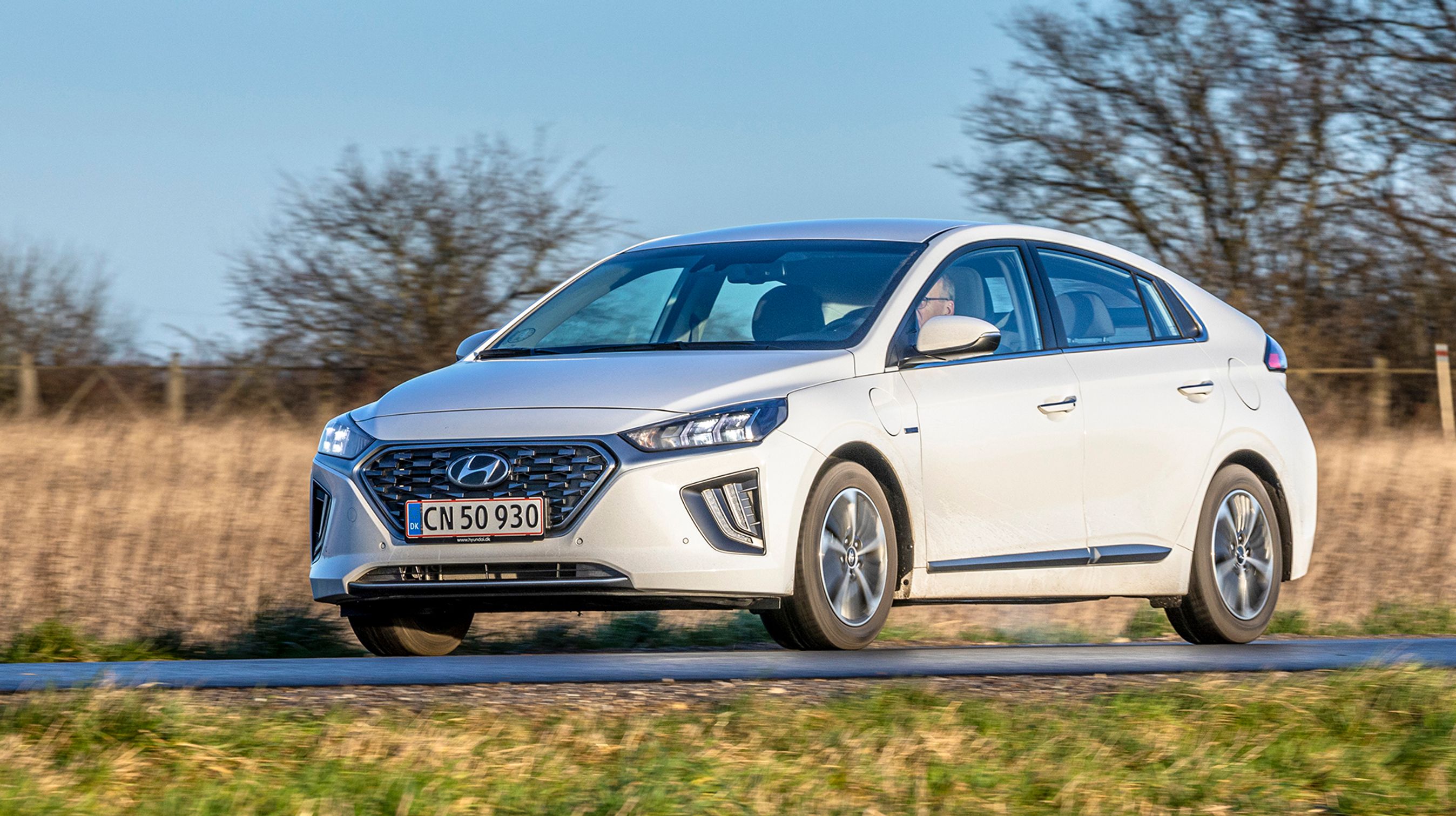 Hyundai Ioniq plugin-hybrid set forfra