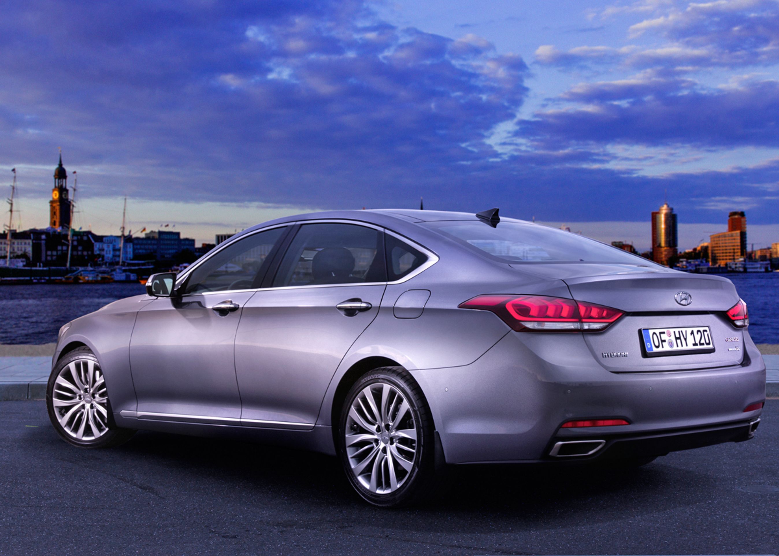 Hyundai Genesis er en helt traditionel sedan, men med et moderne udseende.