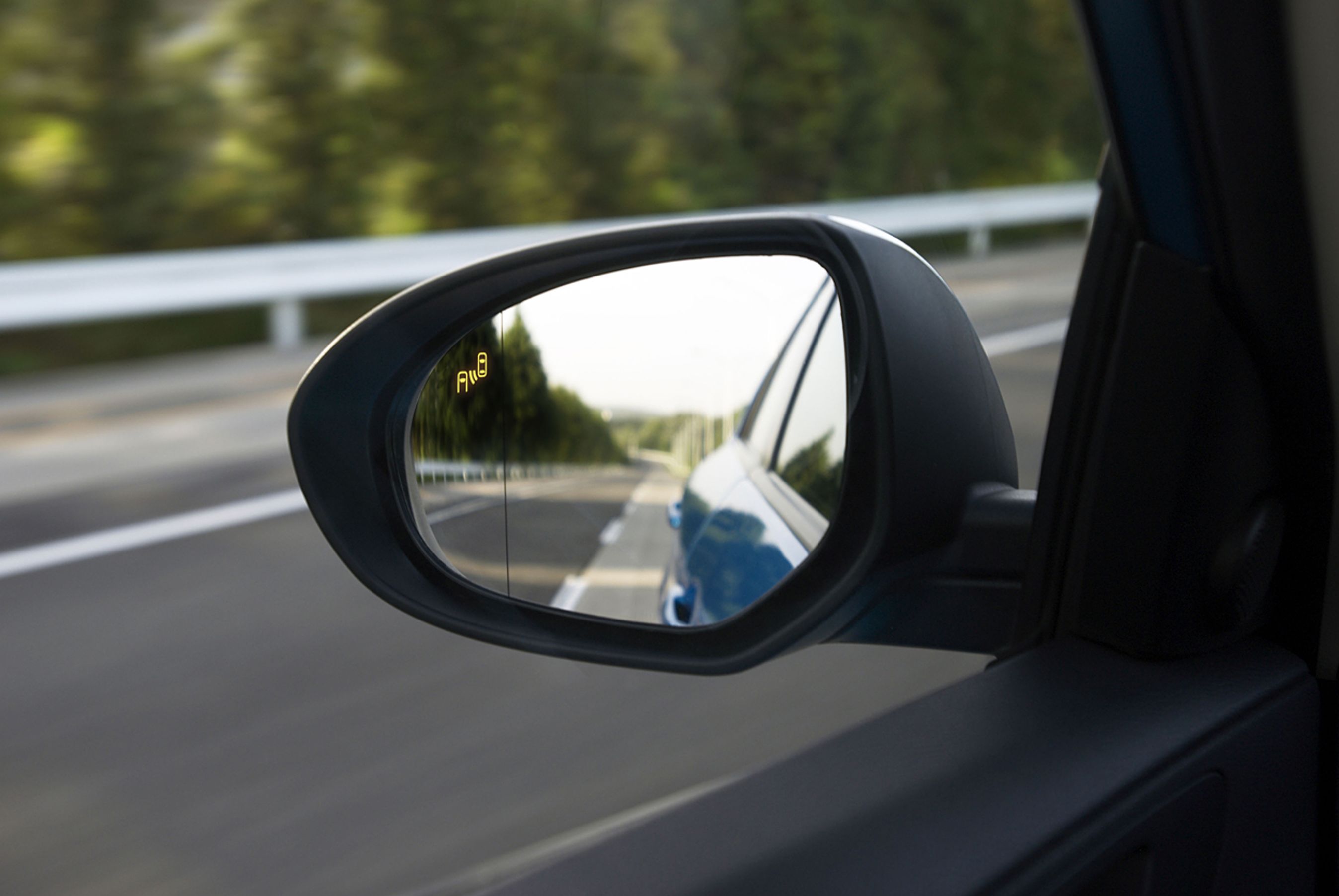 Sikkerhedssystemet Mazda RVM advarer føreren, hvis der ligger en bil i den blinde vinkel.