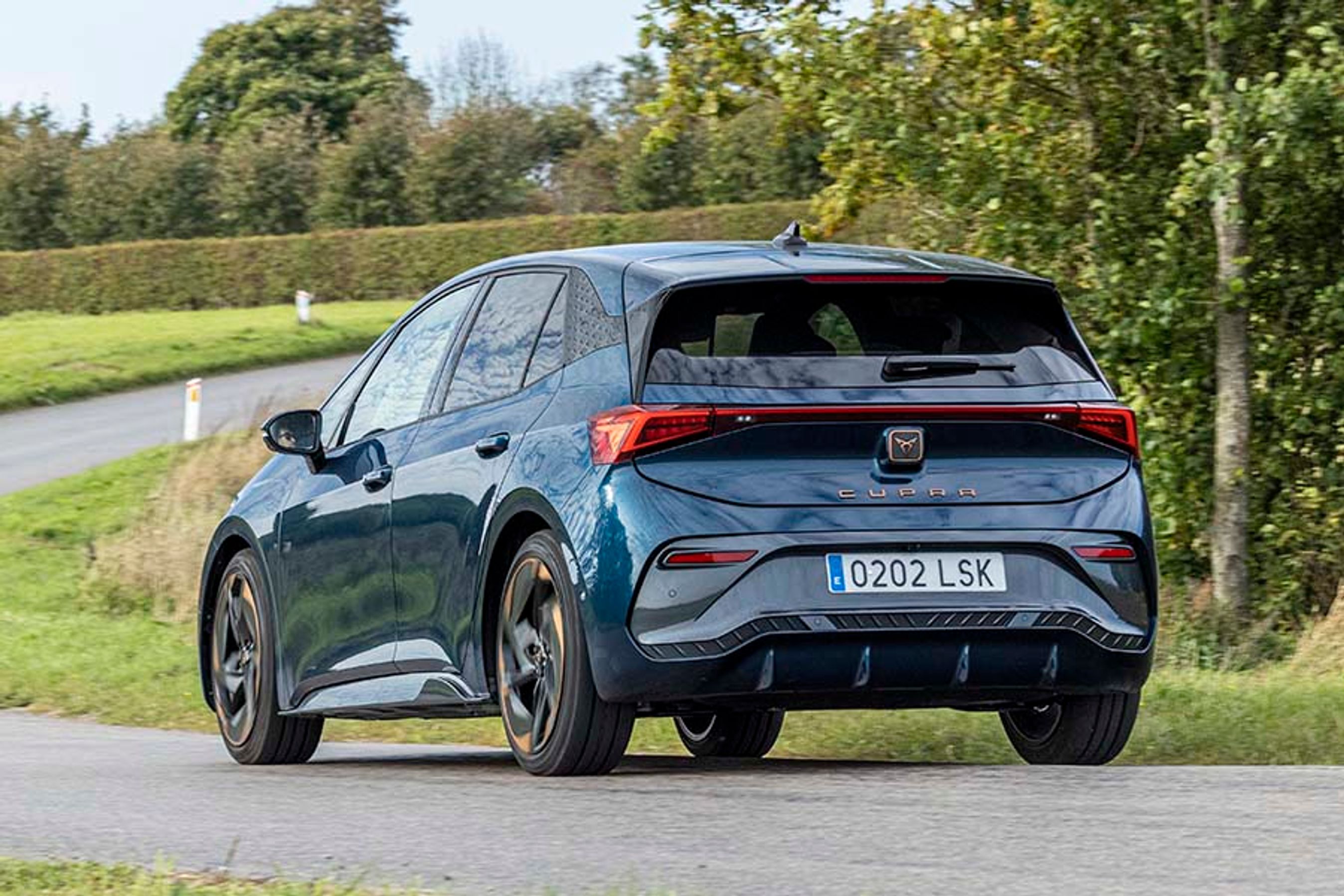 Bagtil er baglygter, logo og det store CUPRA-navn med til at få bilen til at skille sig markant ud fra sin tyske søster, VW ID.3.