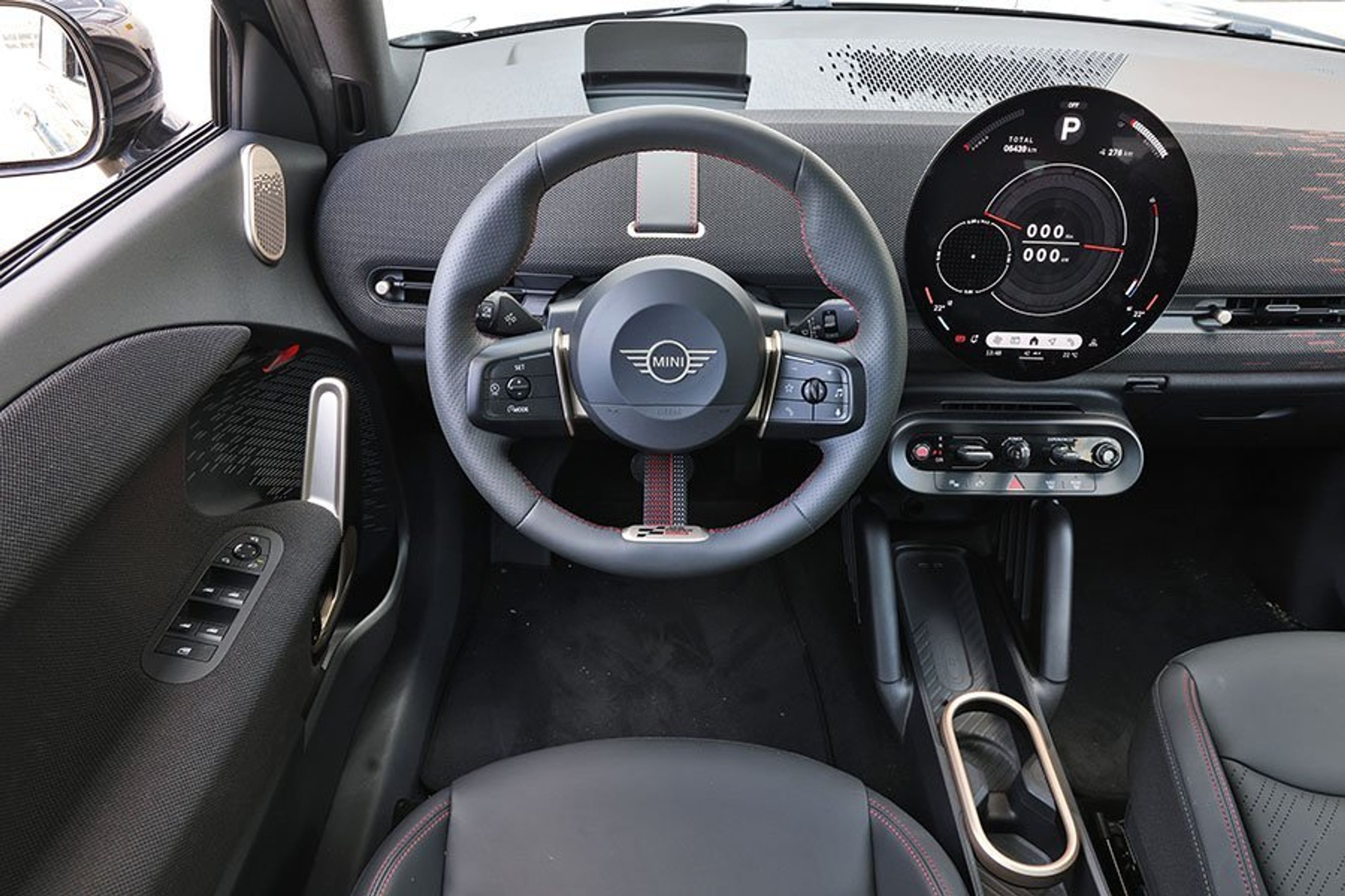 Førerpladsen i en Mini Aceman