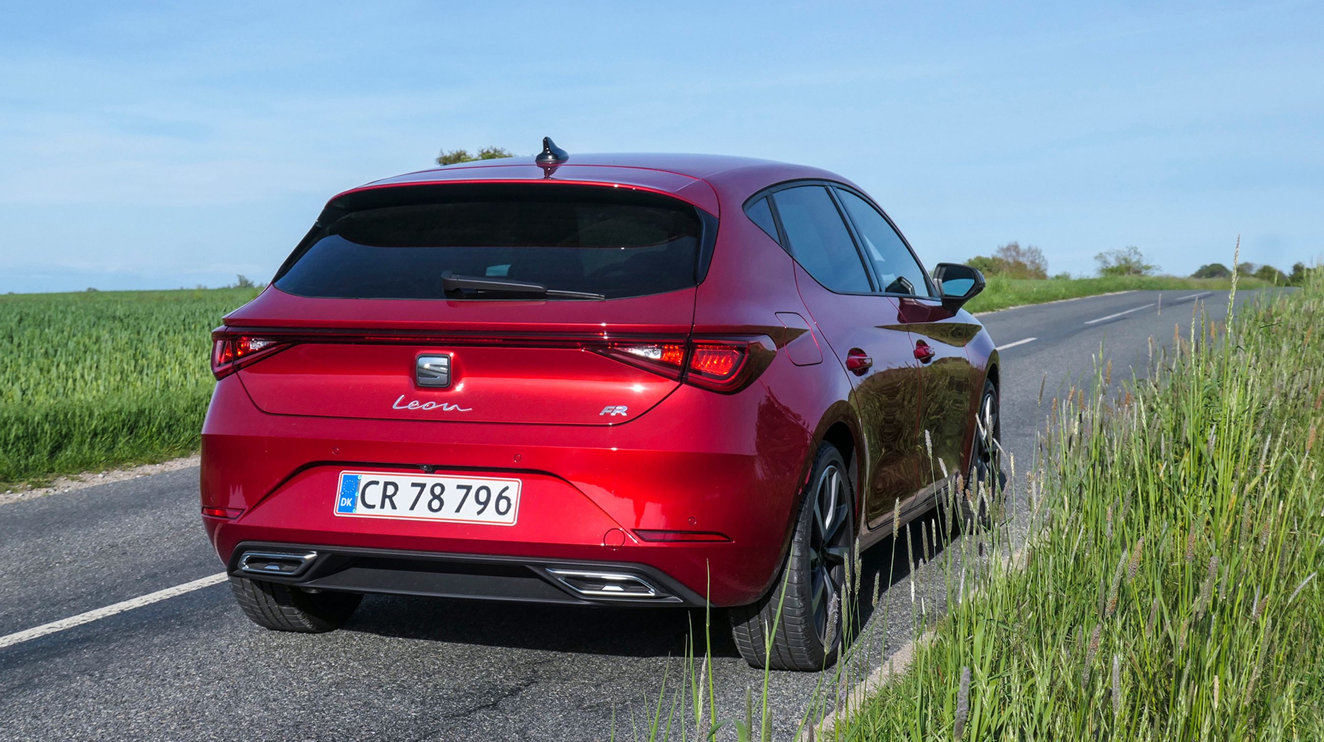 Den femdørs Leon har mærkets nye stil med baglygtebånd i hele bilens bredde. 