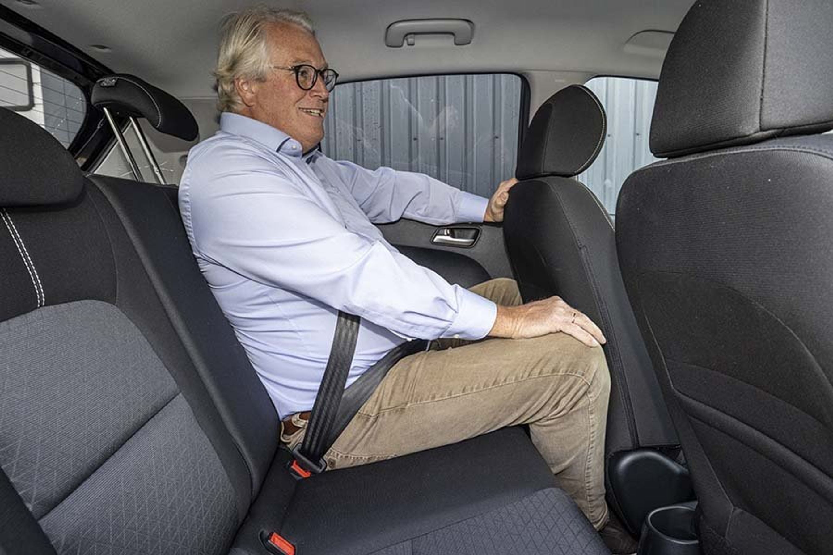 Bagsædepladsen er kneben, men der er godt udsyn og elruder. 