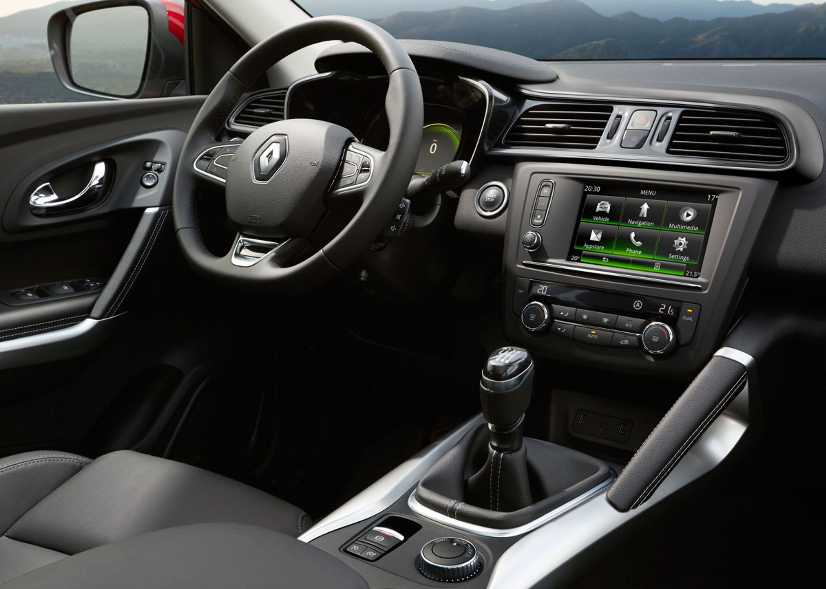 Førerpladser virker flot og enkel. Den store skærm og R-Link 2-systemet styrer ting som navigation, telefon og radio, mens Renault holder fast i, at klimaanlægget skal have sine egne, rigtige knapper. Speedometret er af den digitale type.